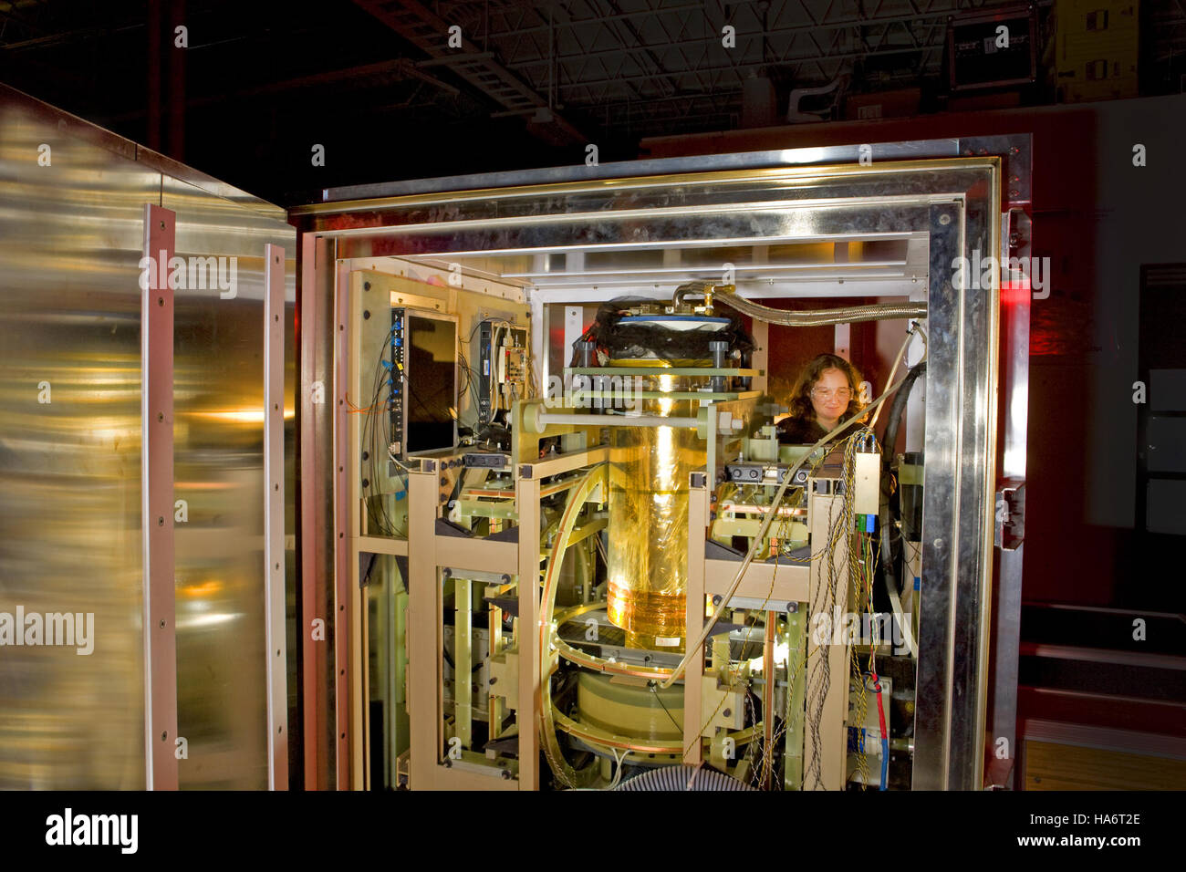 Questa immagine mostra un membro del team di CALAMARI del Los Alamos National Lab, che utilizza un apparecchio progettato per studiare l'imaging a risonanza magnetica (MRI). Il lavoro del team contribuisce alla fisica avanzata e alle tecnologie di imaging medico. Foto Stock