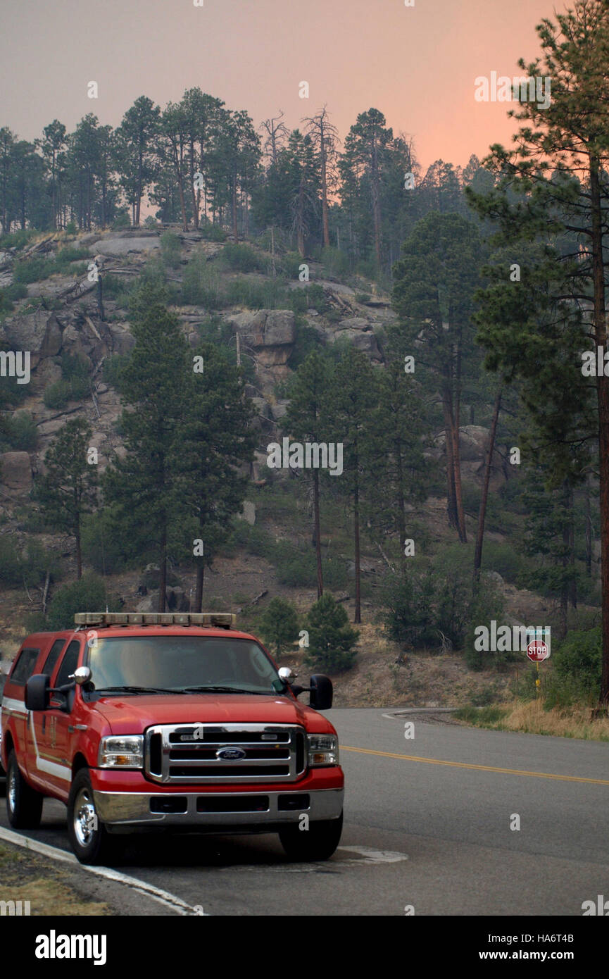 Questa immagine cattura le conseguenze dell'incendio al Los Alamos National Laboratory il 27 giugno 2011. L'incidente evidenzia le preoccupazioni relative alla sicurezza del laboratorio e alla risposta alle emergenze nelle strutture di ricerca ad alta sicurezza. Foto Stock