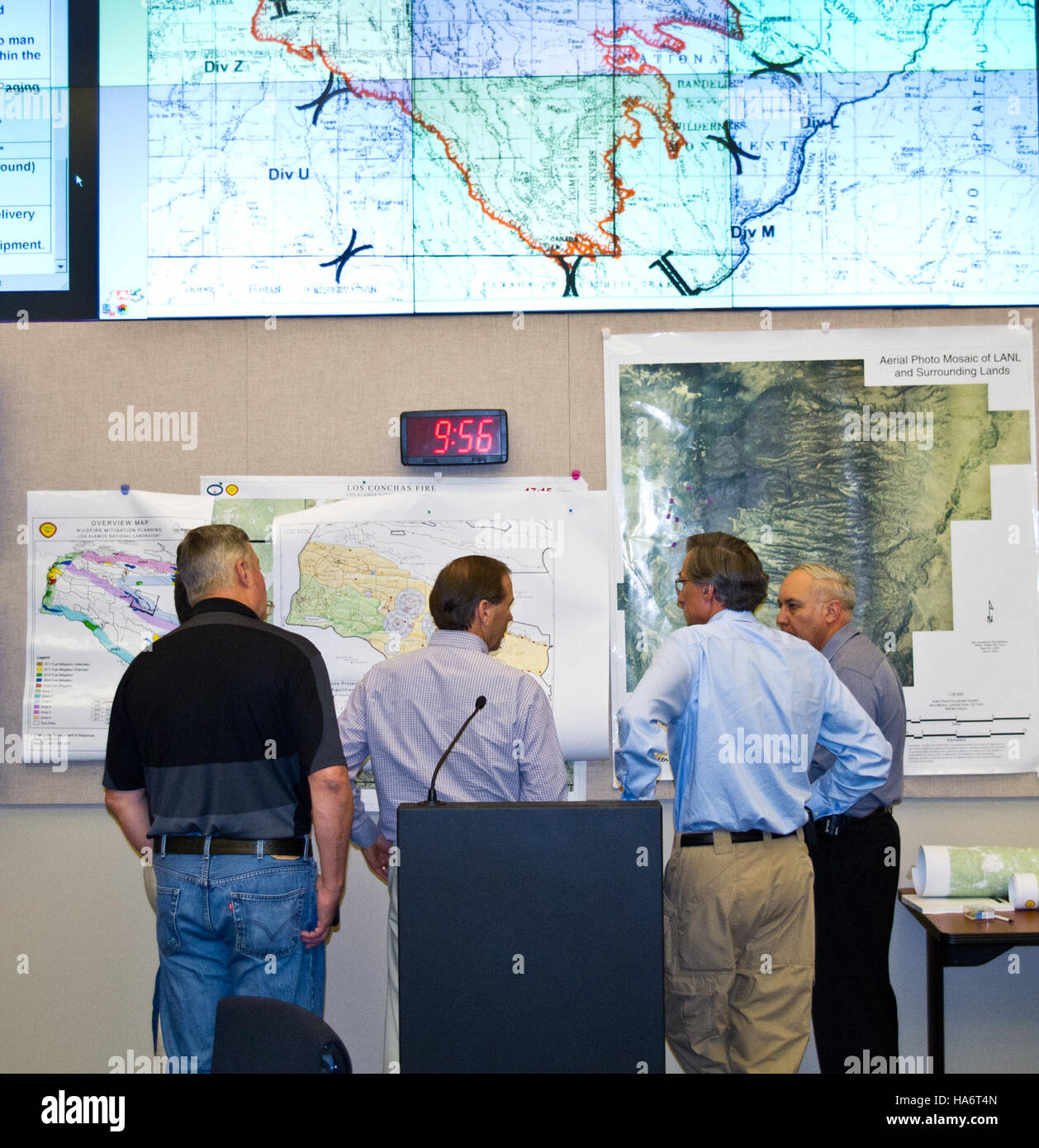 Una fotografia del centro operativo di emergenza del Los Alamos National Laboratory durante un briefing. L'immagine cattura l'ambiente in cui scienziati e funzionari coordinano le risposte alle situazioni critiche. Foto Stock