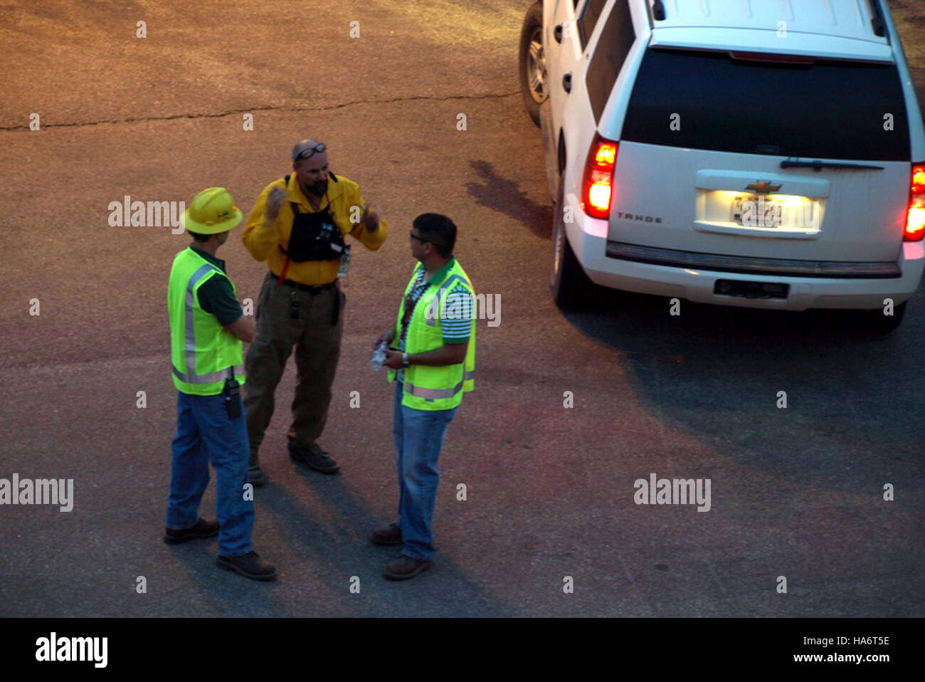 Questa immagine mostra una riunione o una discussione che si svolge all'esterno del centro operativo di emergenza presso il Los Alamos National Laboratory. Mette in evidenza gli sforzi collaborativi dei professionisti nella gestione delle operazioni in questa importante struttura scientifica. Foto Stock