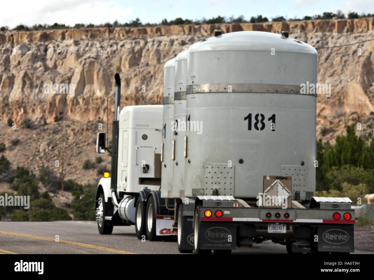 Una fotografia che documenta la spedizione di rifiuti transuranici (TRU) dal Los Alamos National Laboratory (LANL) al Waste Isolation Pilot Plant (WIPP) nel 2011. Questa spedizione faceva parte degli sforzi in corso per la gestione sicura delle scorie nucleari. Foto Stock Una fotografia che documenta la spedizione di rifiuti transuranici (TRU) dal Los Alamos National Laboratory (LANL) al Waste Isolation Pilot Plant (WIPP) nel 2011. Questa spedizione faceva parte degli sforzi in corso per la gestione sicura delle scorie nucleari. Foto Stock
