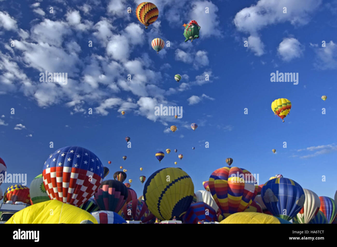 Questa fotografia cattura un momento della festa in mongolfiera di Albuquerque, un famoso evento che celebra le mongolfiere. L'immagine mette in evidenza i palloncini colorati mentre riempiono il cielo durante il festival annuale. Foto Stock