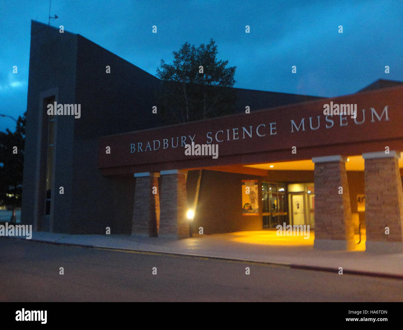 Un'immagine promozionale per il venerdì sera al Museo del Los Alamos National Laboratory, dove gli ospiti possono esplorare mostre scientifiche e partecipare ad attività coinvolgenti. Questa iniziativa mette in evidenza l'impegno del laboratorio nell'educazione pubblica e nella sensibilizzazione della comunità. Foto Stock