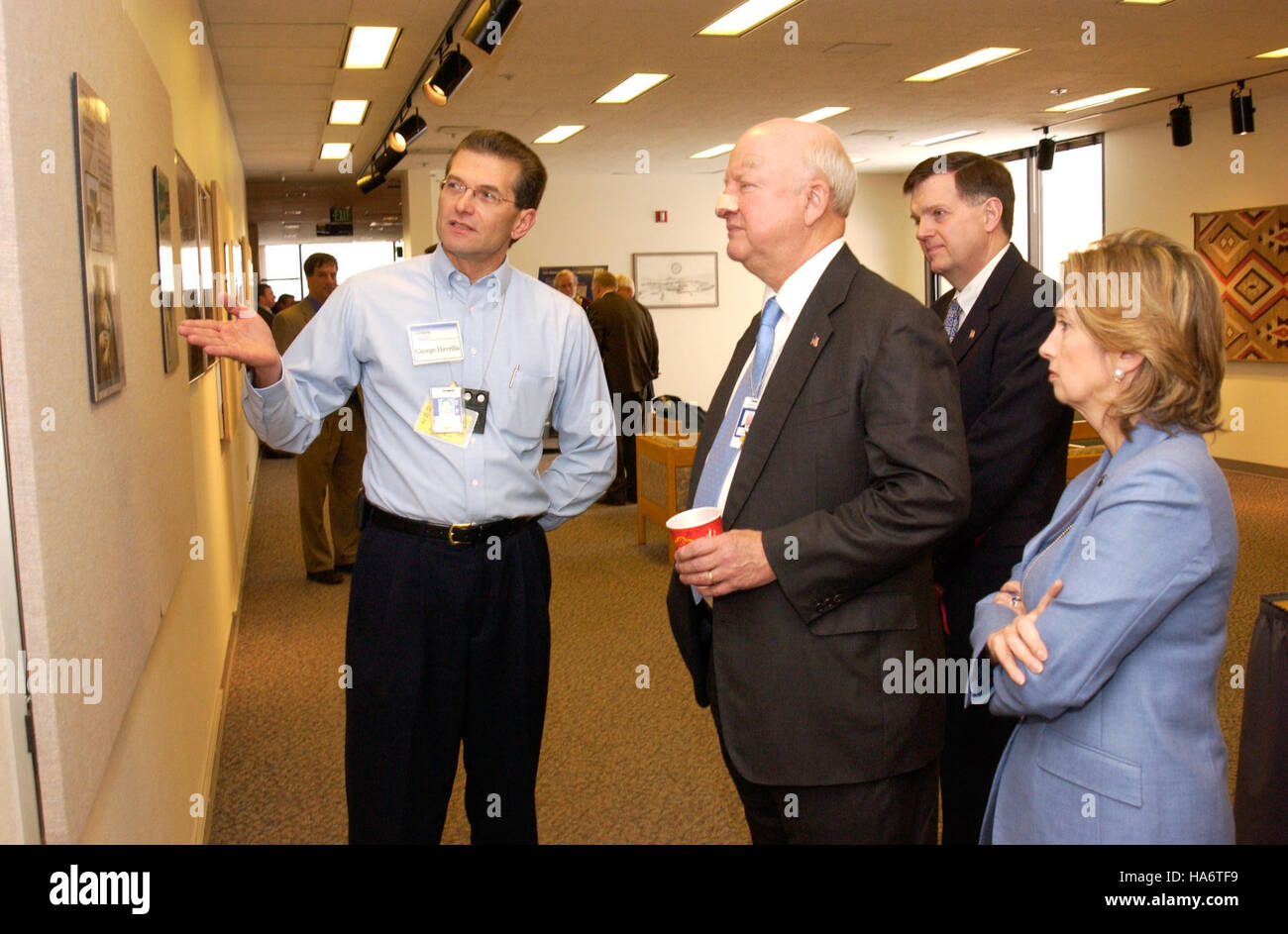 Questa immagine si riferisce probabilmente a individui chiave associati al Los Alamos National Laboratory (LANL), un istituto di ricerca noto per il suo lavoro nella scienza nucleare e nella sicurezza nazionale. Gli individui citati hanno contribuito a vari progressi scientifici nel campo. Foto Stock