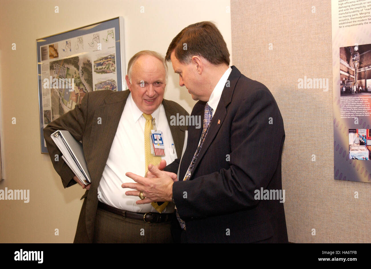 Un'immagine storica con Brooks Linton e Pete Nanos al Los Alamos National Laboratory, che riflette il lavoro fondamentale svolto nel campo della ricerca nucleare. Foto Stock