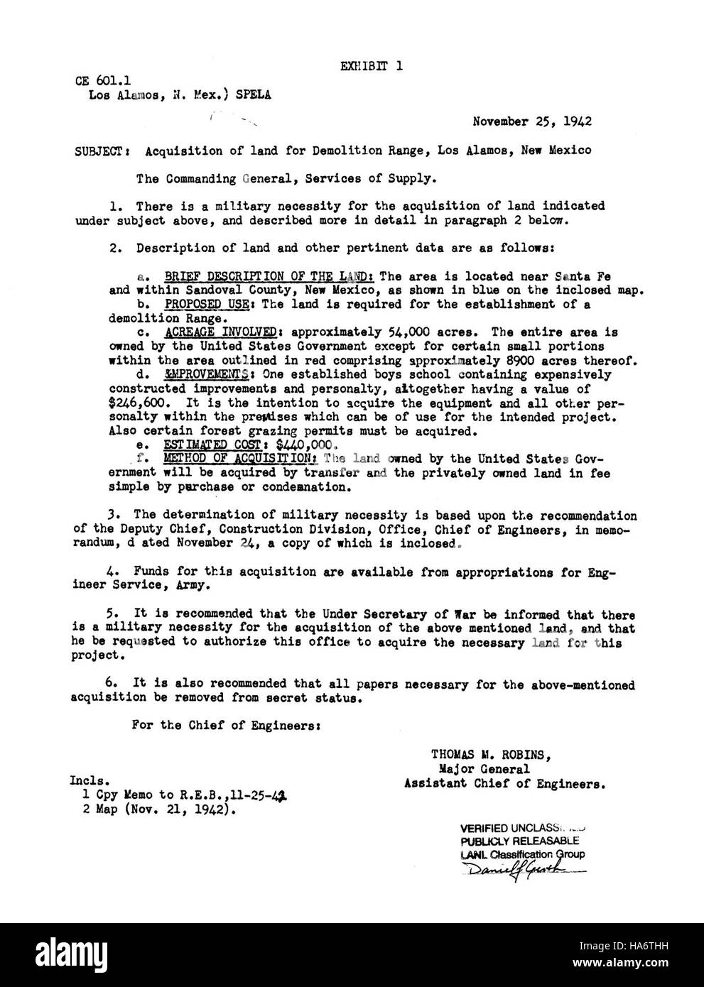 Questo documento storico delinea l'acquisizione di terreni per il campo di demolizione al Los Alamos National Laboratory il 25 novembre 1942. Riflette il ruolo significativo del laboratorio durante le prime fasi del progetto Manhattan. Foto Stock