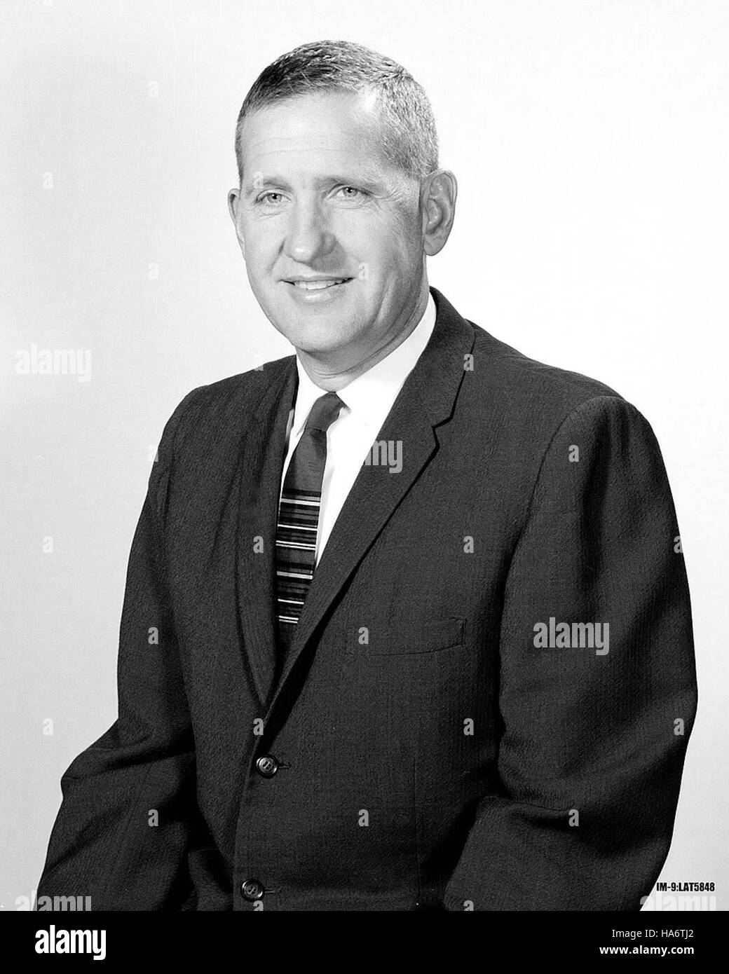 Questa immagine presenta una scena dagli archivi del Los Alamos National Laboratory, che cattura un momento storico che coinvolge Harold Agnew e fa riferimento a un punto fondamentale della ricerca e della storia nucleare nel 1964. Foto Stock