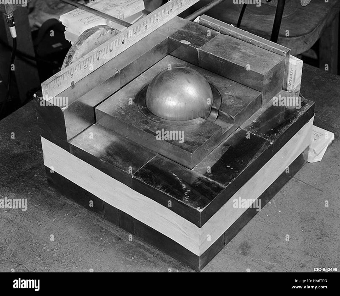 Questo mockup rappresenta il sito dell'incidente di Daghlian del 1945 al Los Alamos National Laboratory, dove si è verificata una detonazione accidentale di massa critica durante la ricerca sulla bomba atomica. L'incidente fu un momento significativo nello sviluppo di armi nucleari durante la seconda guerra mondiale Foto Stock