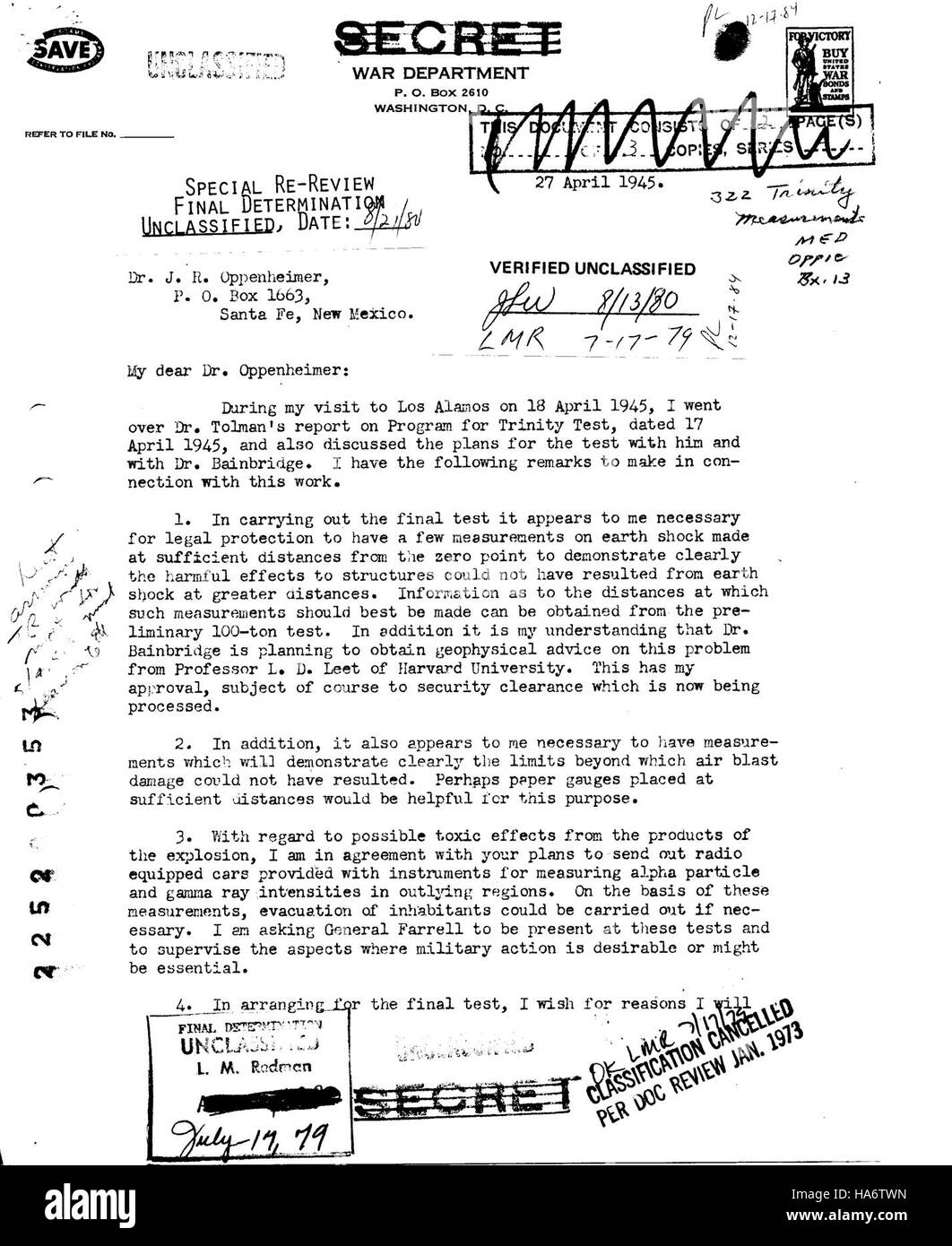 Un documento storico del 1945, che rivela la comunicazione del generale Leslie Groves a J. Robert Oppenheimer riguardo ai preparativi per il test Trinity, la prima detonazione di un'arma nucleare. Questo evento, che si è svolto presso il Los Alamos Laboratory nel nuovo Messico, ha segnato un momento cruciale nello sviluppo delle armi atomiche e l'inizio dell'era nucleare. Foto Stock
