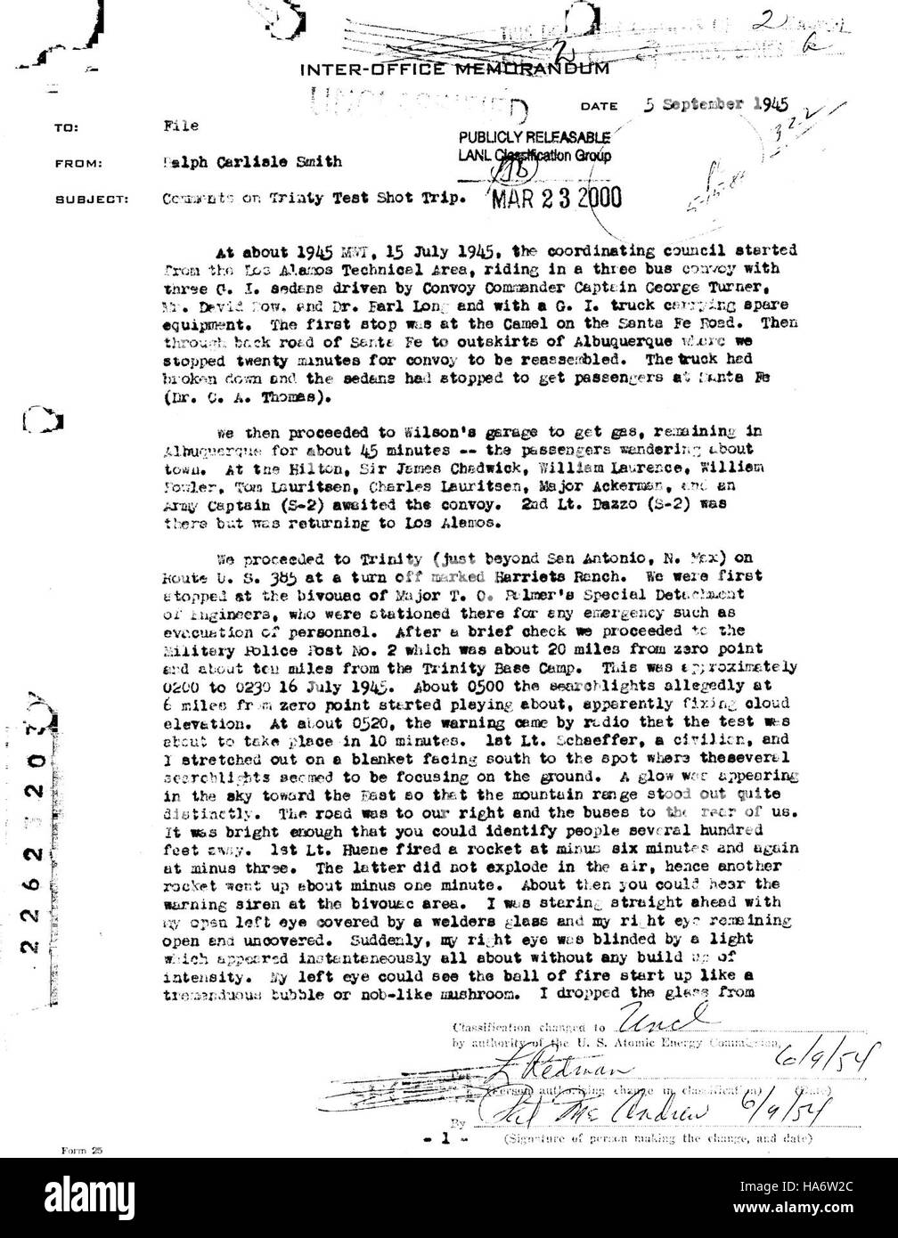 I commenti di Ralph Carlisle Smith sul test Trinity del 5 settembre 1945 evidenziano il contesto scientifico e politico della prima esplosione nucleare. La discussione si concentra sul suo impatto sulla scienza, la sicurezza e la difesa nazionale, segnando un momento cruciale nella storia. Foto Stock