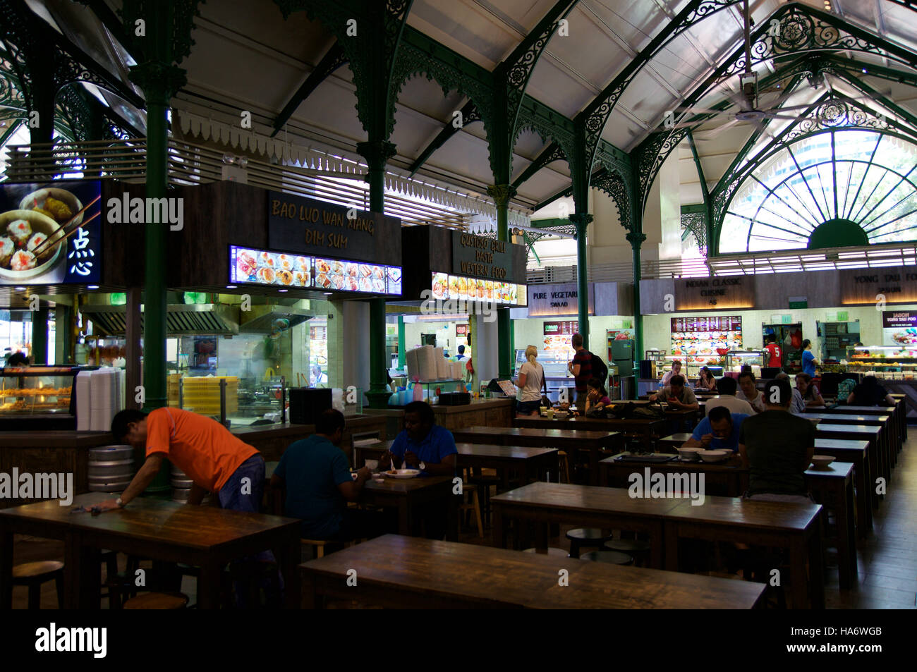 SINGAPORE - Luglio 23rd, 2016: Lau Pa Sat Festival Market era noto in precedenza come Telok Ayer - ora è un popolare luogo di catering e una pietra miliare storica nazionale Foto Stock