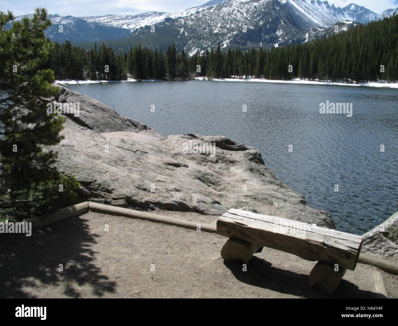 Bear Lake nel Rocky Mountain National Park offre una vista panoramica a sud-est verso l'area di parcheggio. Il parco è rinomato per i suoi paesaggi pittoreschi e le opportunità ricreative. Foto Stock