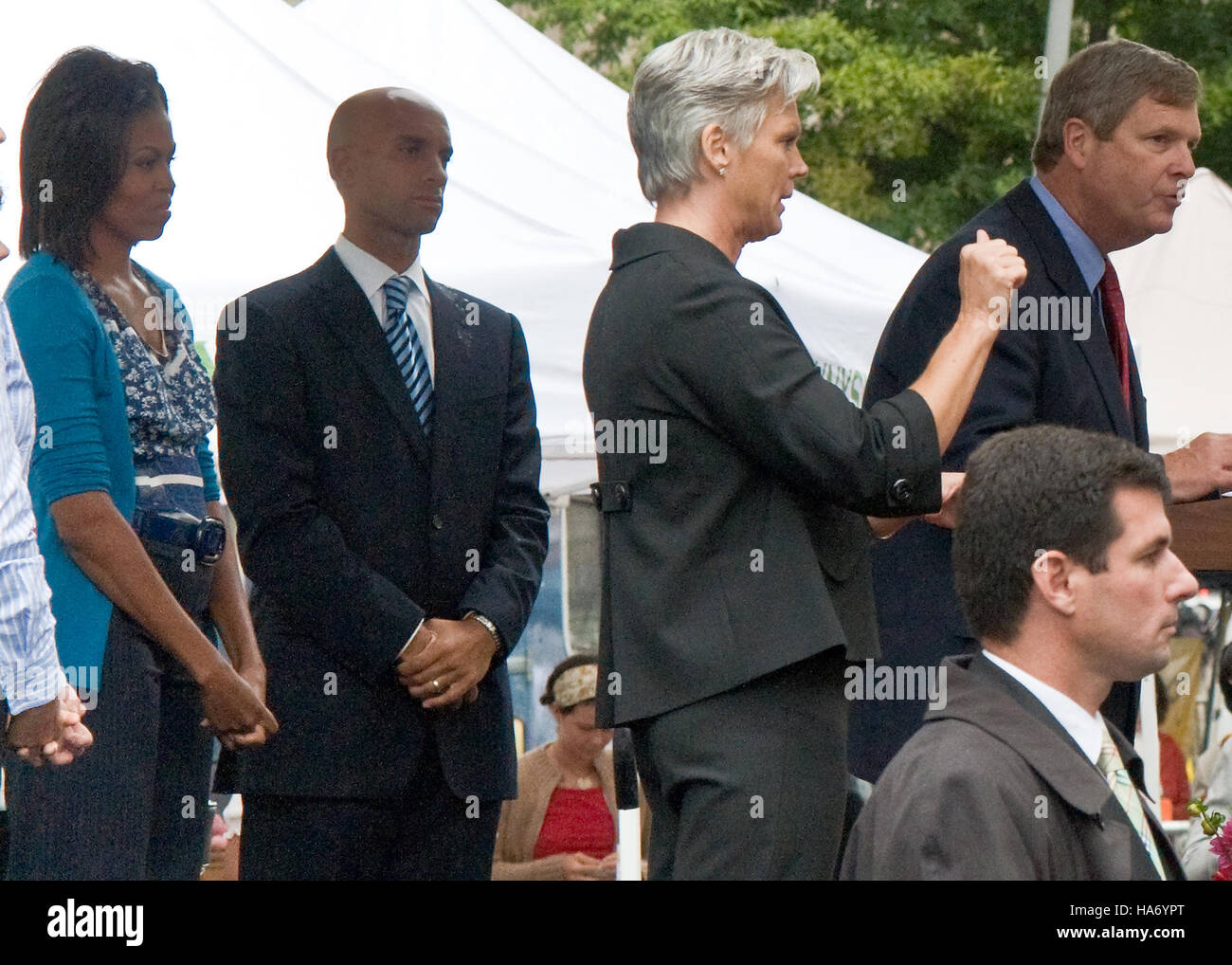 La First Lady Michelle Obama visita il mercato FRESHFARM a Washington, D.C., per promuovere un'alimentazione sana e sostenere l'agricoltura locale con il sindaco Adrian Fenty e il segretario dell'USDA Tom Vilsack. Foto Stock
