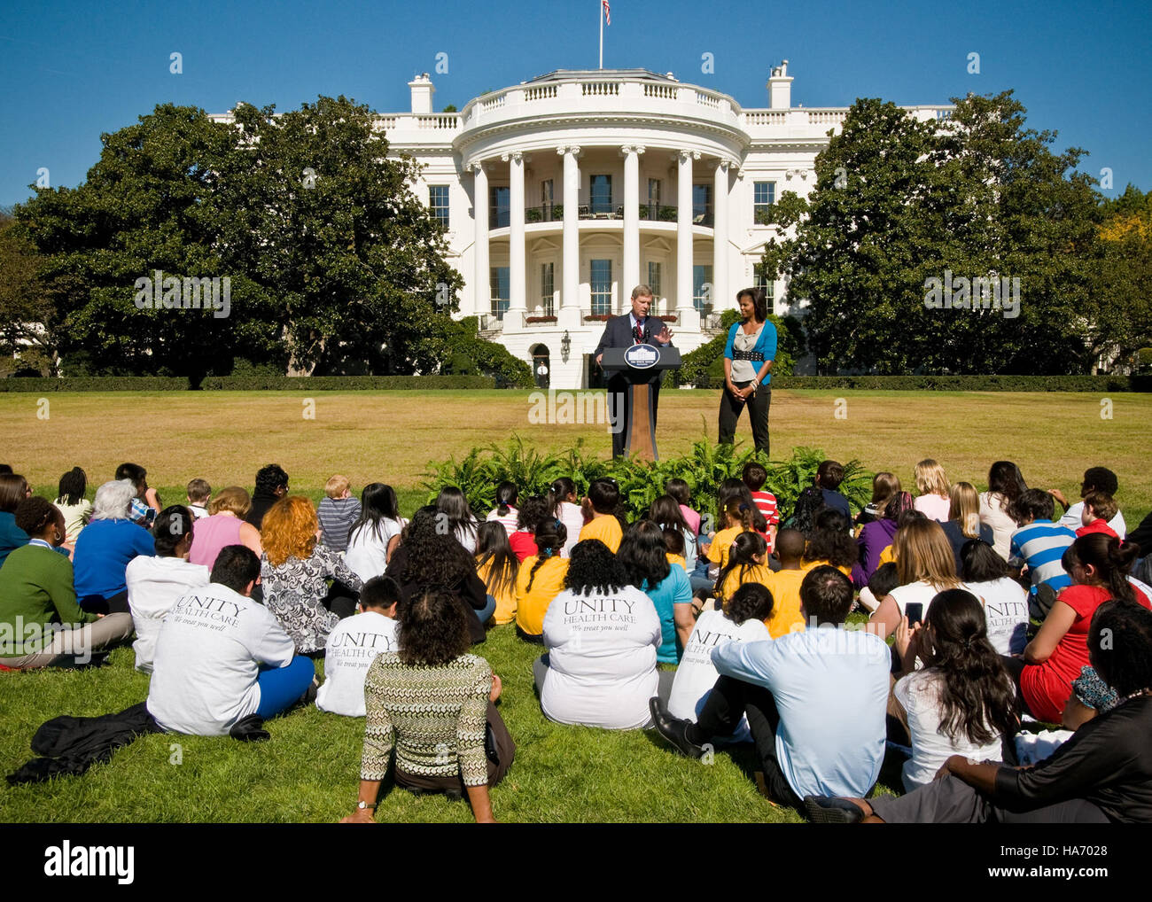 L'immagine mostra la First Lady Michelle Obama alla Healthy Kids Fair, un evento incentrato sulla promozione di sane abitudini alimentari e attività fisica tra i bambini. L'USDA svolge un ruolo fondamentale nel sostenere queste iniziative per promuovere il benessere dei bambini e l'educazione nutrizionale. Foto Stock