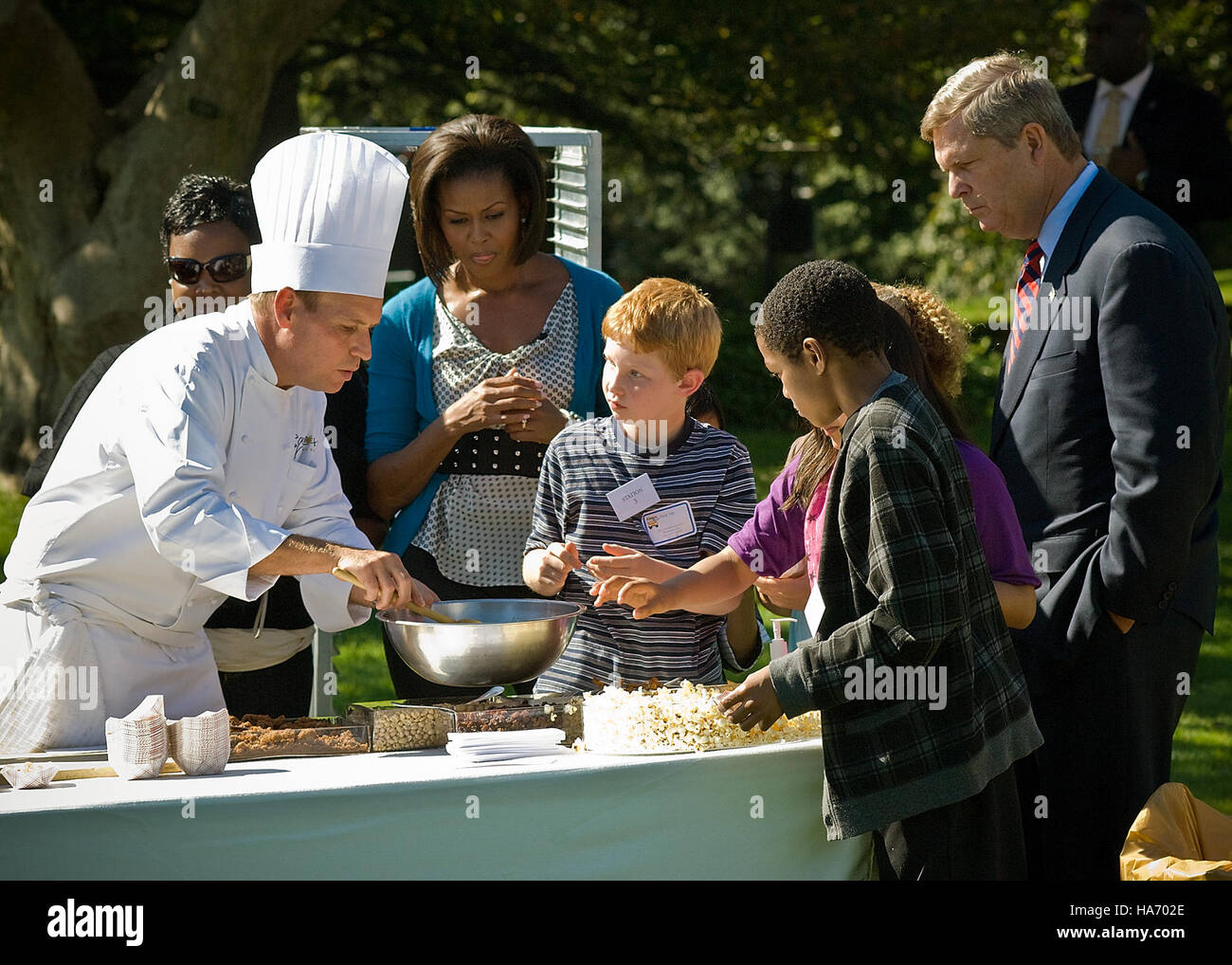 Alla Healthy Kids Fair di Washington, DC, la First Lady Michelle Obama e il Segretario dell'USDA Tom Vilsack hanno promosso una sana alimentazione per i bambini. Questo evento, tenutosi alla Casa Bianca, ha evidenziato l'importanza della nutrizione e della consapevolezza ambientale nei parchi nazionali. Foto Stock
