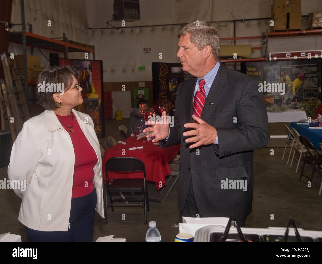 Nel 2009, i principali leader forestali, tra cui Tom Tidwell e Tom Vilsack, hanno visitato il National Interagency Fire Center (NIFC) di Boise per discutere della gestione degli incendi e della cooperazione tra agenzie. Foto Stock