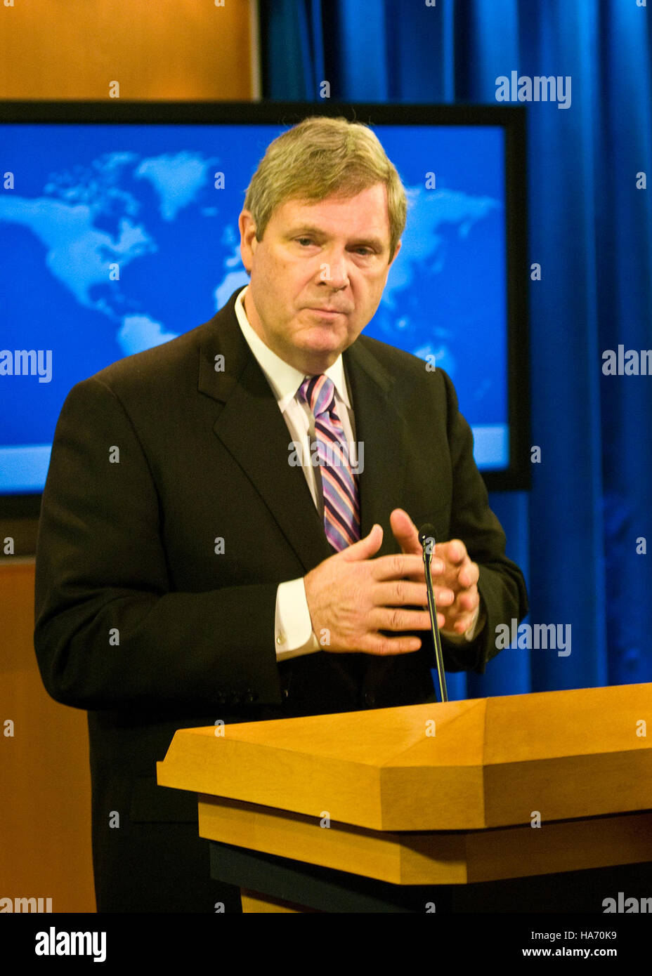 Il Segretario dell'Agricoltura degli Stati Uniti Tom Vilsack fornisce una sintesi del suo viaggio in Afghanistan, discutendo lo sviluppo agricolo e gli sforzi di partenariato, collegando la cooperazione internazionale con il ruolo del Dipartimento dell'Agricoltura nella politica agricola globale. Foto Stock