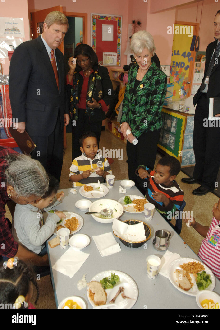 Questa immagine cattura il coinvolgimento del Dipartimento della salute e dei servizi umani negli sforzi di conservazione del parco nazionale, evidenziando il loro ruolo nella conservazione e gestione delle risorse del parco e nel sostegno alle iniziative di scienze ambientali. Foto Stock
