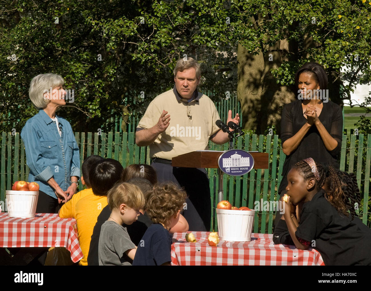 Michelle Obama e Kathleen Sebelius partecipano a un evento alla Bancroft Elementary, che mette in evidenza il ruolo dell'educazione, della natura e della conservazione nel promuovere un ambiente più sano. Foto Stock