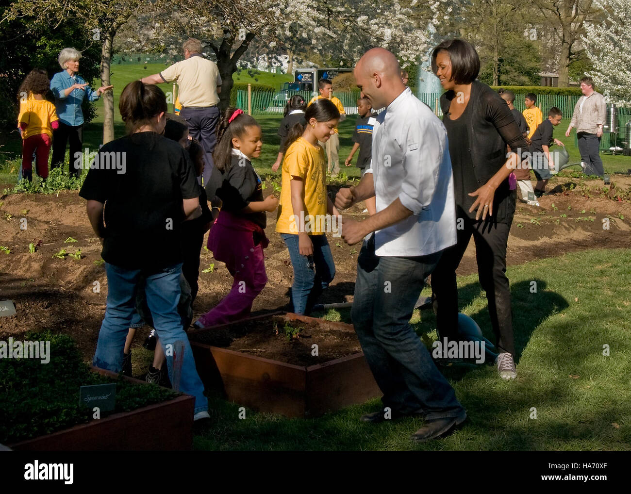 In un evento a Washington D.C., Michelle Obama, insieme ad altre figure di rilievo, ha promosso iniziative per un'alimentazione sana. Il programma incoraggia i giardini scolastici e i collegamenti tra natura, scienza e politica attraverso l'apprendimento pratico e il coinvolgimento della comunità. Foto Stock