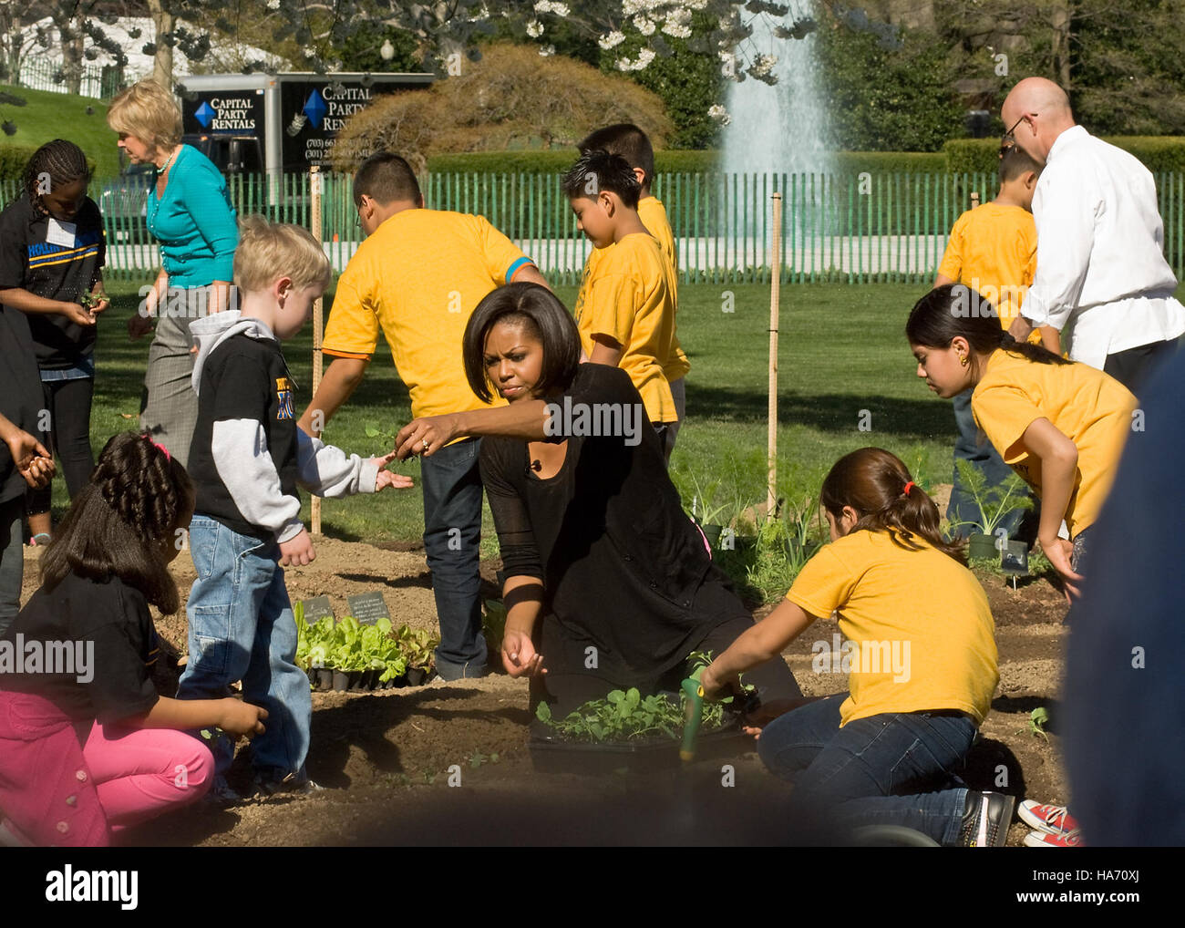 La First Lady Michelle Obama visita la Bancroft Elementary a Washington, D.C., come parte delle sue iniziative per promuovere una vita sana e un'educazione, con un focus sull'impegno e il benessere della comunità. Foto Stock