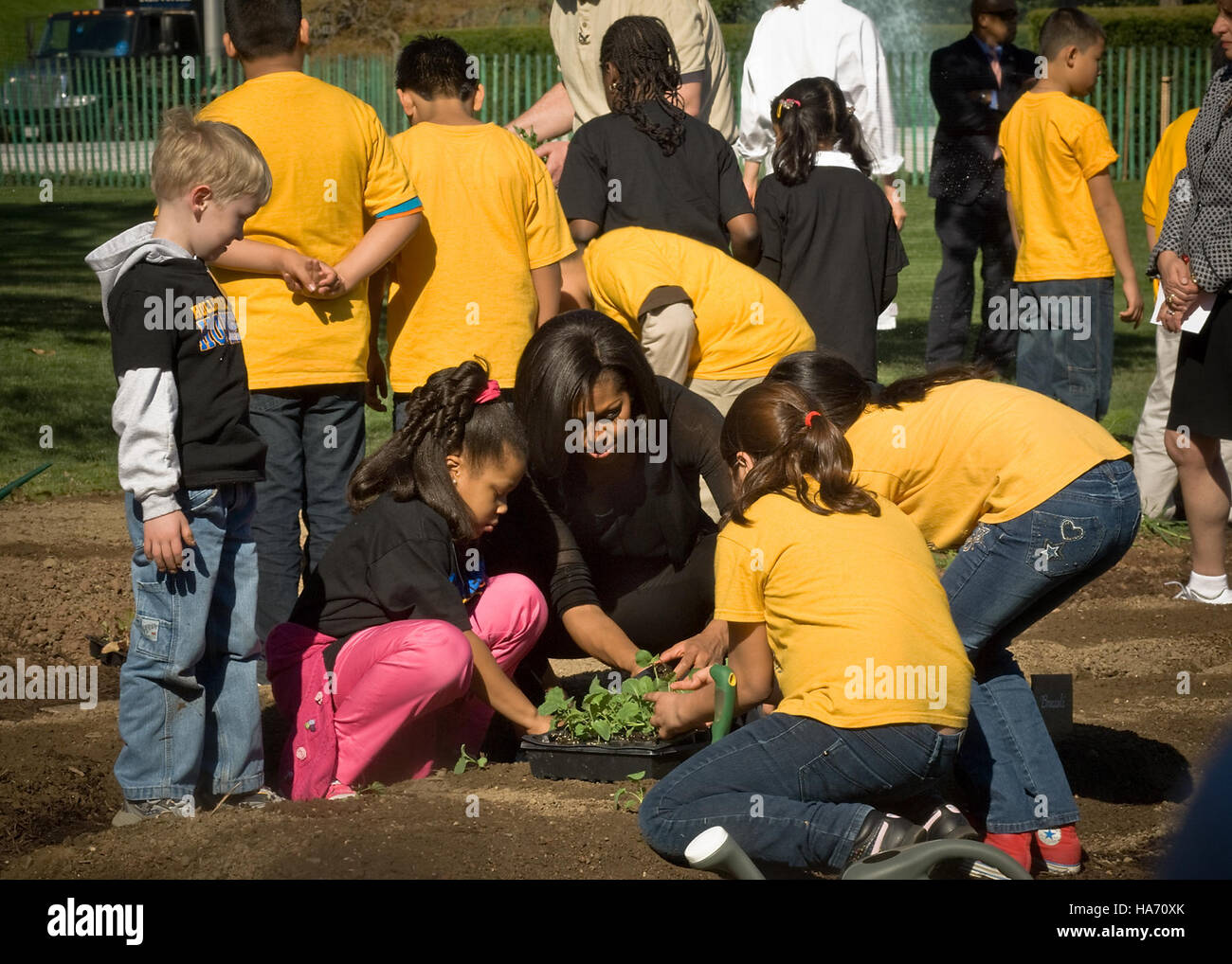 La First Lady Michelle Obama visita la Bancroft Elementary a Washington, D.C., per promuovere iniziative di alimentazione sana e giardinaggio, sottolineando l'importanza della nutrizione e dell'educazione all'aperto per i bambini. Foto Stock
