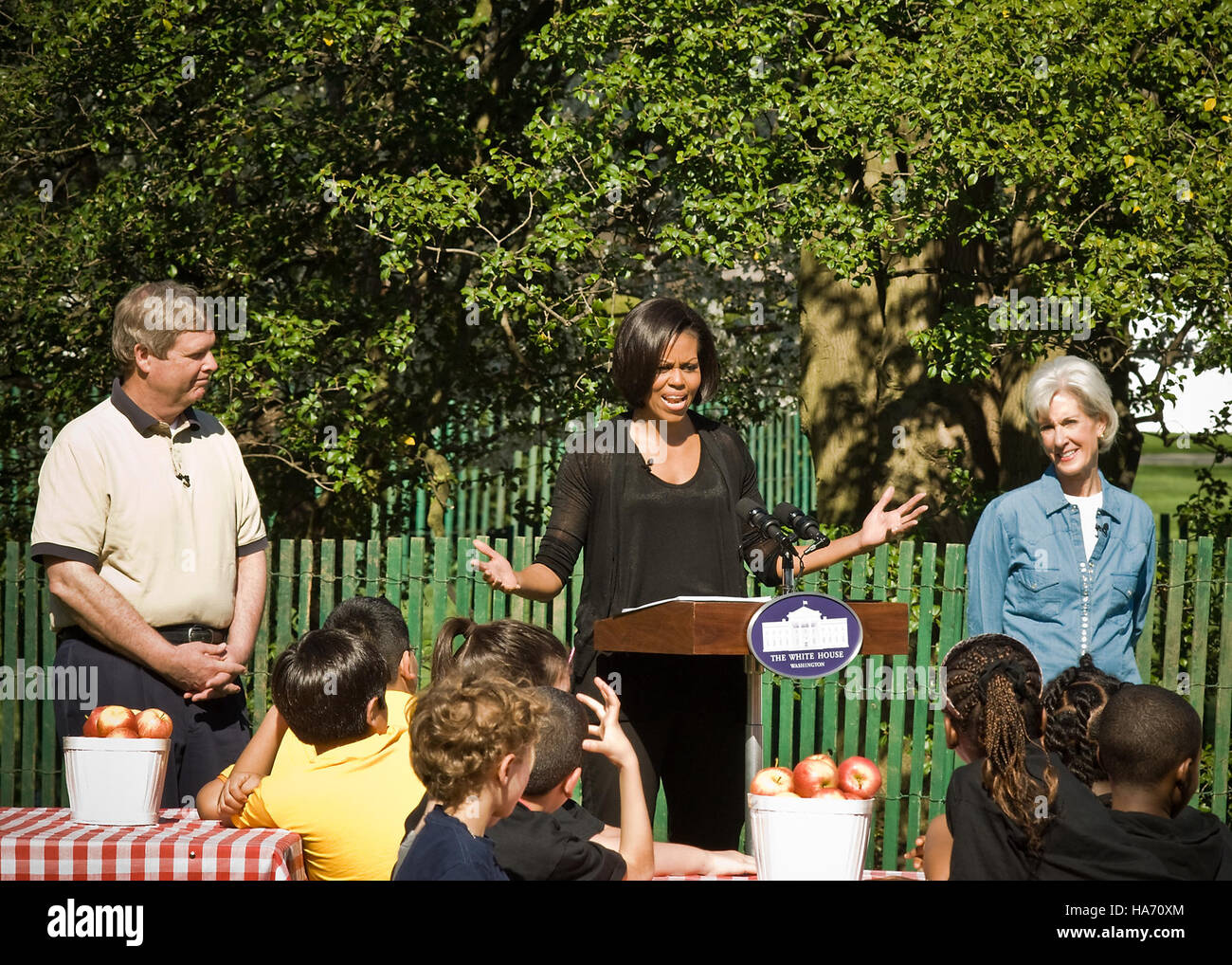 In un evento ospitato alla Bancroft Elementary di Washington, la First Lady Michelle Obama, il Segretario Tom Vilsack e altre figure politiche discutono di iniziative ambientali e agricole. L'evento evidenzia l'intersezione tra istruzione, coinvolgimento della comunità e politica pubblica. Foto Stock