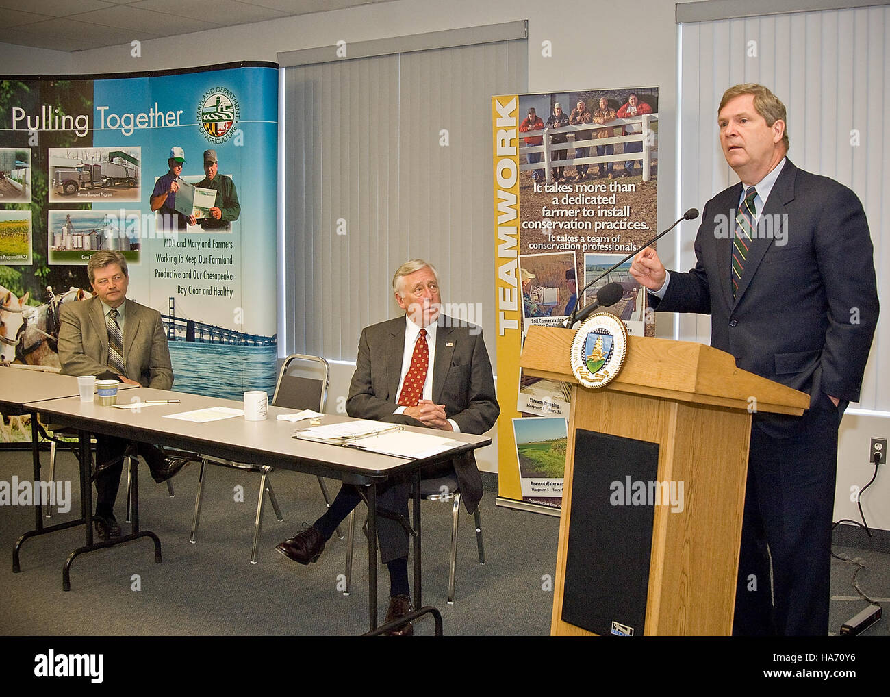 Il deputato Buddy Hatch e i funzionari dell'USDA si incontrano con gli agricoltori locali al Maryland Farmer Roundtable, discutendo delle politiche agricole e delle pratiche agricole sostenibili nella Prince George's County. Foto Stock