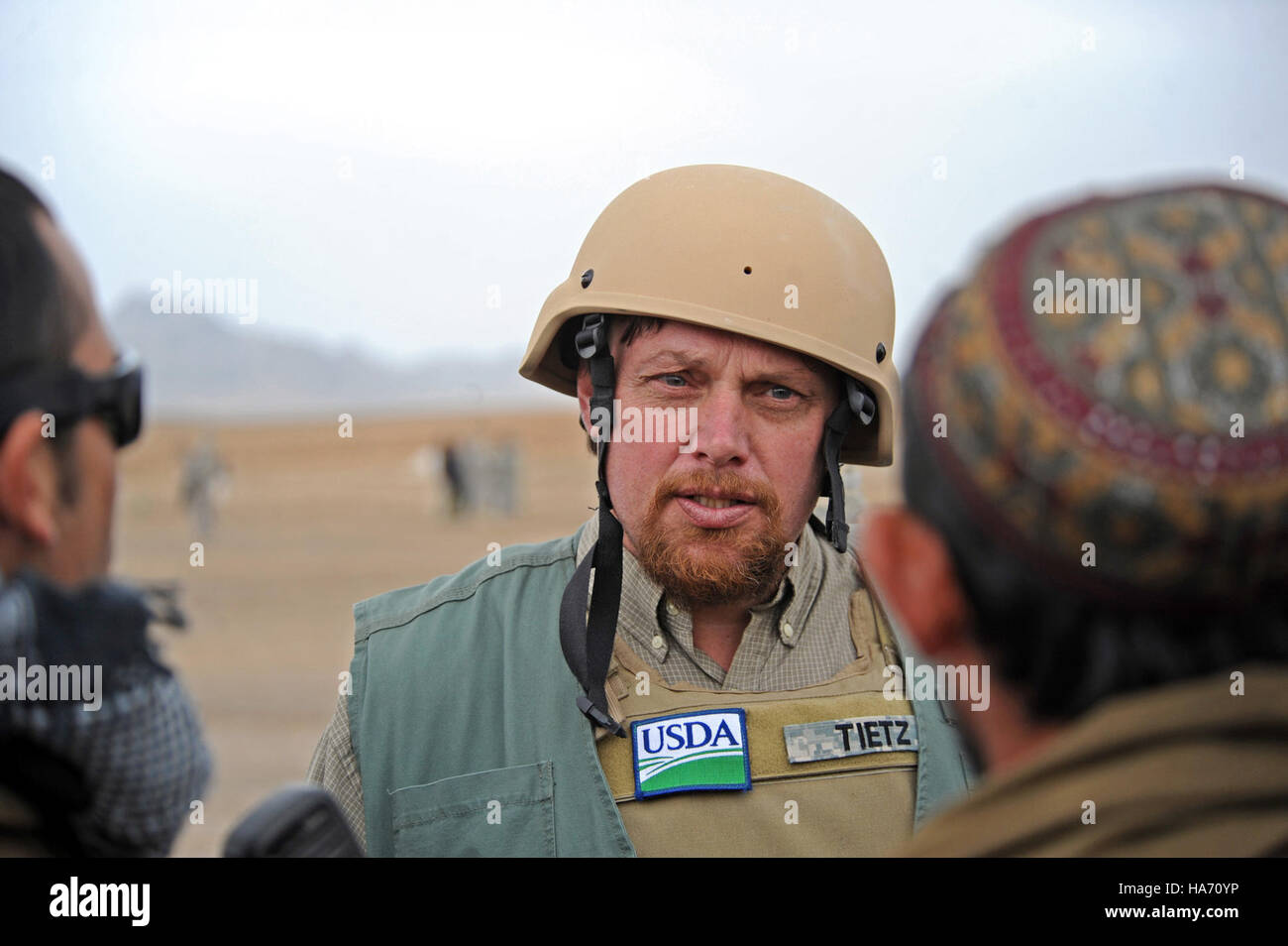 Questa immagine cattura il coinvolgimento dell'esercito americano in Afghanistan con l'ISAF e l'ANSF, concentrandosi sulle operazioni militari e sull'impatto ambientale nel contesto della politica internazionale. Foto Stock