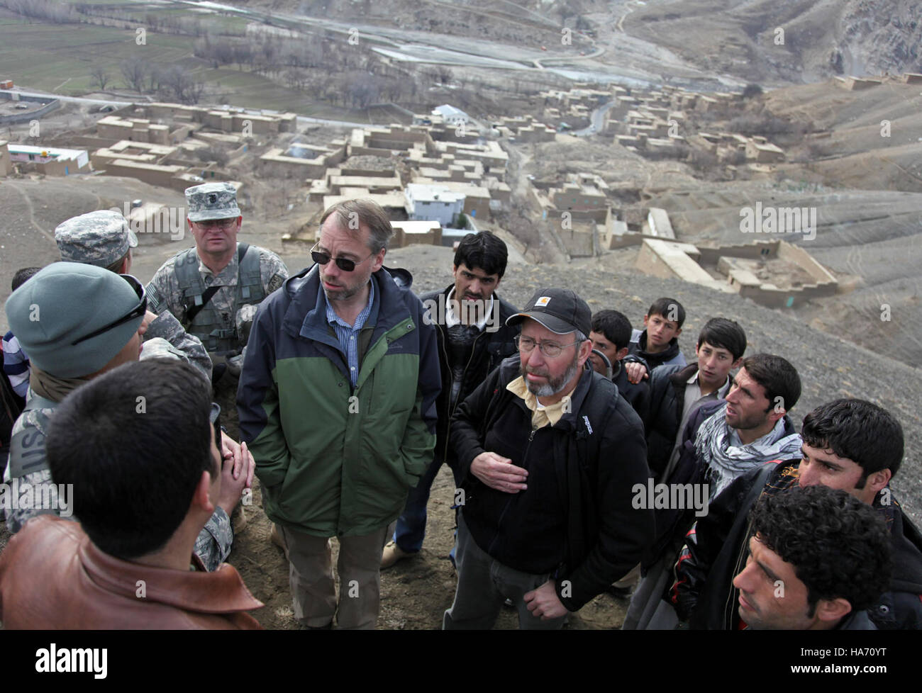 Questa immagine cattura il personale militare in Afghanistan durante l'operazione Enduring Freedom, evidenziando il partenariato tra gli sforzi militari e la sicurezza nazionale, con particolare attenzione alle operazioni strategiche. Foto Stock