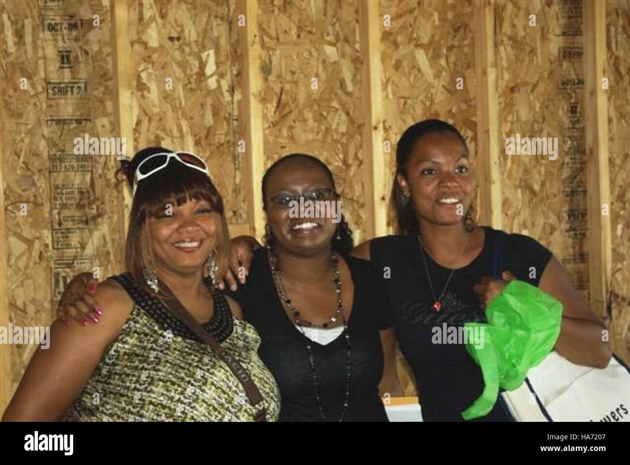 Proprietari di case in un garage vicino a un parco nazionale, che riflette l'equilibrio tra le comunità locali e la conservazione degli spazi naturali negli Stati Uniti Foto Stock