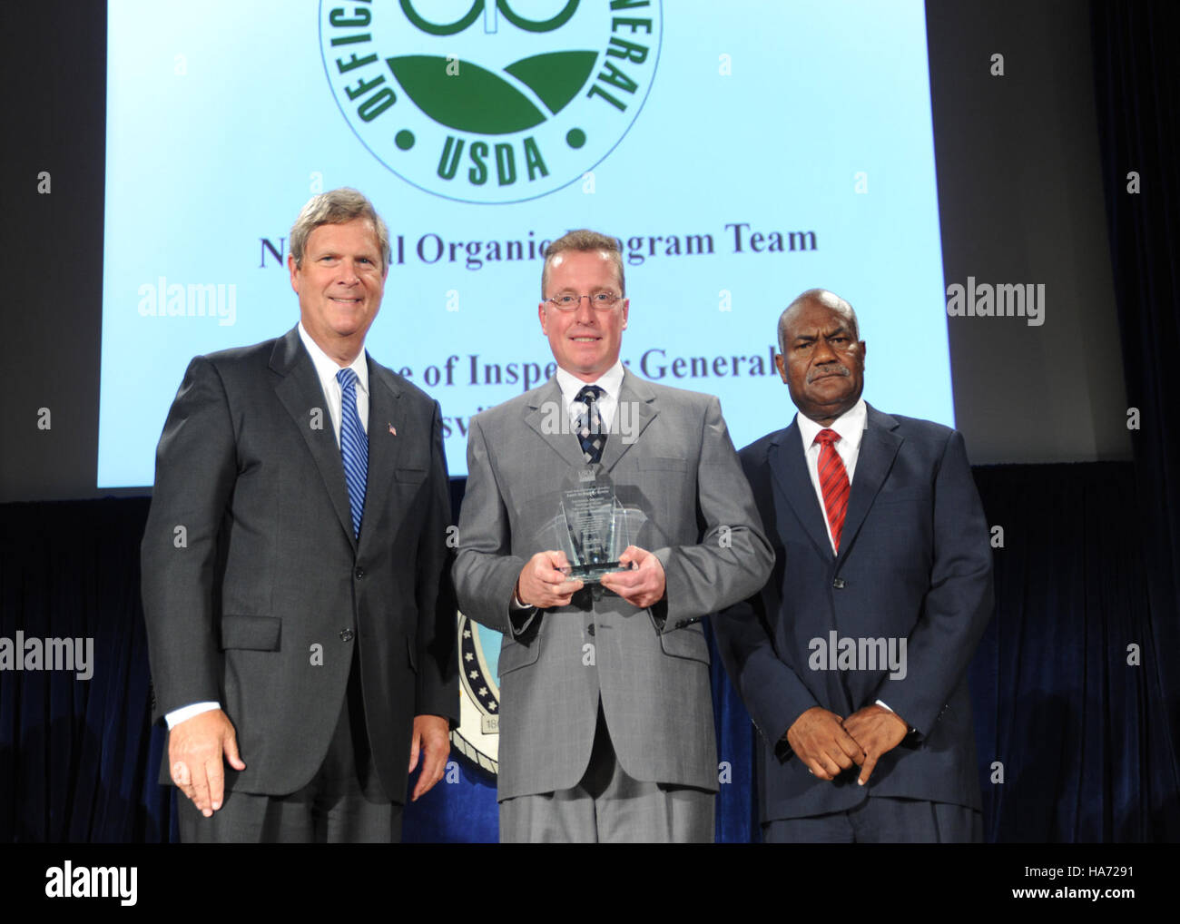 Il National Organic Program Team ha ricevuto l'Honor Award 2010 dal Dipartimento dell'Agricoltura degli Stati Uniti (USDA) per i loro significativi contributi all'agricoltura biologica. Questo premio riconosce gli sforzi per promuovere le pratiche agricole biologiche e sostenere il settore alimentare biologico in crescita negli Stati Uniti Foto Stock