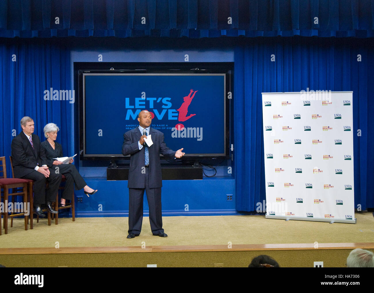 Questo evento, tenuto presso l'Eisenhower Executive Office Building, si concentra sull'iniziativa "Apps for Healthy Kids" nell'ambito della campagna Let's Move di First Lady Michelle Obama. Tom Vilsack, Segretario dell'Agricoltura, affronta gli sforzi per migliorare l'alimentazione infantile e sostenere abitudini alimentari più sane attraverso le iniziative dell'USDA. Foto Stock