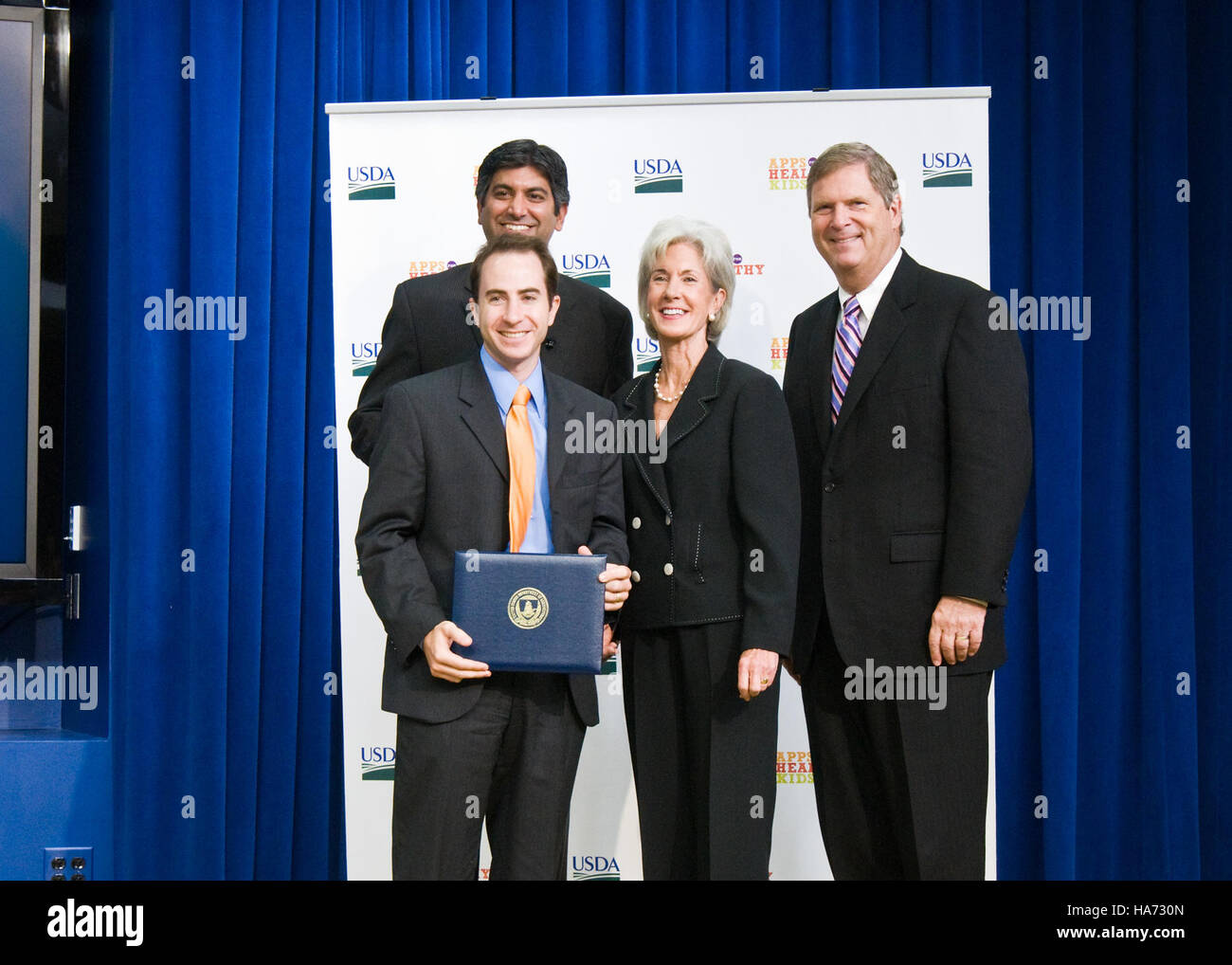 Questa immagine del Dipartimento dell'Agricoltura degli Stati Uniti mostra il Segretario Tom Vilsack che parla all'Eisenhower Executive Office Building durante l'iniziativa "Apps for Healthy Kids". Il programma si concentra sul miglioramento della nutrizione infantile attraverso la tecnologia, incoraggiando sane abitudini alimentari nei bambini. Foto Stock