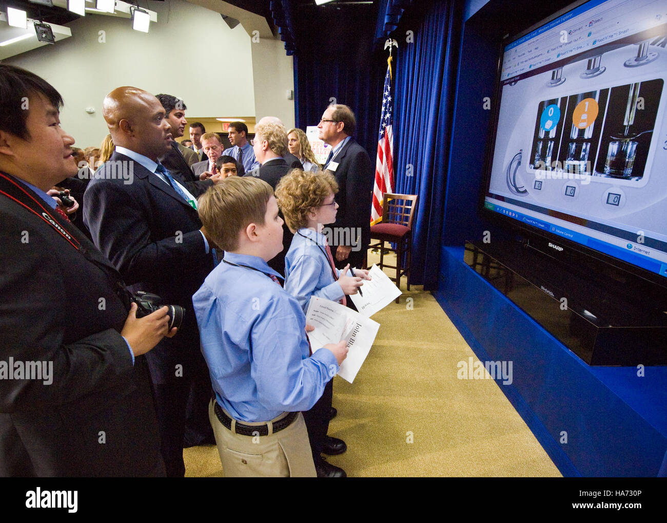 Questa immagine presenta il lancio del programma "Apps for Healthy Kids" presso l'Eisenhower Executive Office Building, un'iniziativa chiave nell'ambito della campagna "Let's Move" di Michelle Obama volta a migliorare la nutrizione infantile. L'evento include il Segretario Tom Vilsack e altri funzionari del Dipartimento dell'Agricoltura degli Stati Uniti. Foto Stock