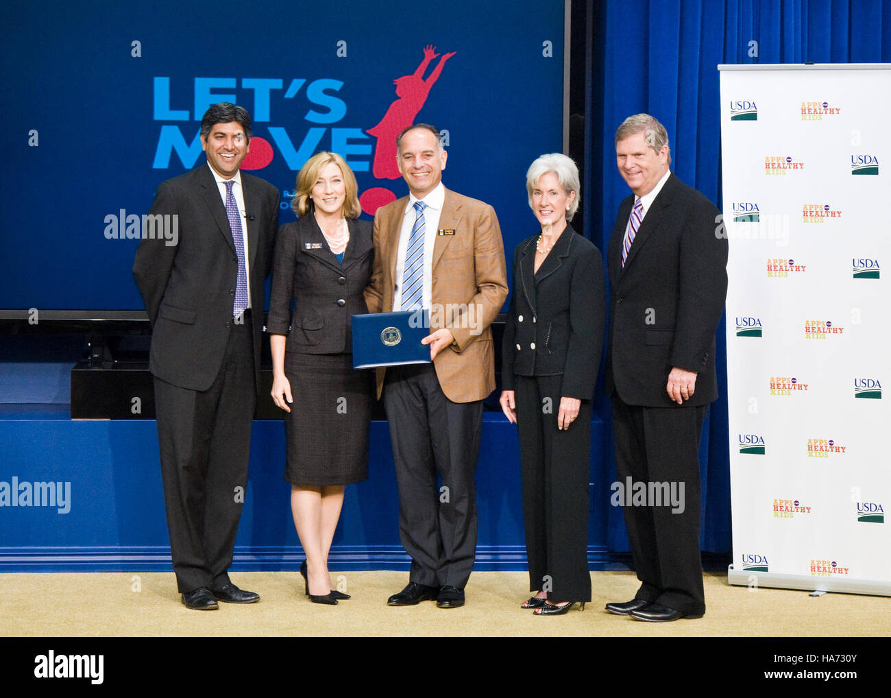 Questa immagine mostra Tom Vilsack, il Segretario del Dipartimento dell'Agricoltura degli Stati Uniti, che parla ad un evento relativo all'iniziativa *Apps for Healthy Kids*. L'evento si è tenuto presso l'Auditorium South Court dell'Eisenhower Executive Office Building, incentrato sui programmi di nutrizione infantile e alimentazione sana. Foto Stock