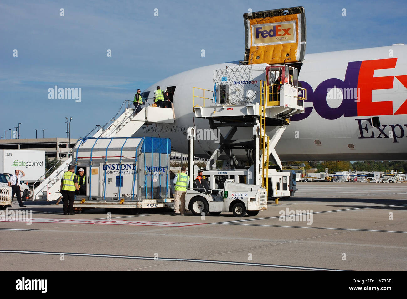 Questa foto mostra lo scarico di visitatori equini in un aeroporto, sottoposti a procedure di quarantena prima dei Giochi equestri mondiali. Essa mette in evidenza la logistica del trasporto sicuro dei cavalli e i necessari controlli sanitari prima delle manifestazioni internazionali. Foto Stock