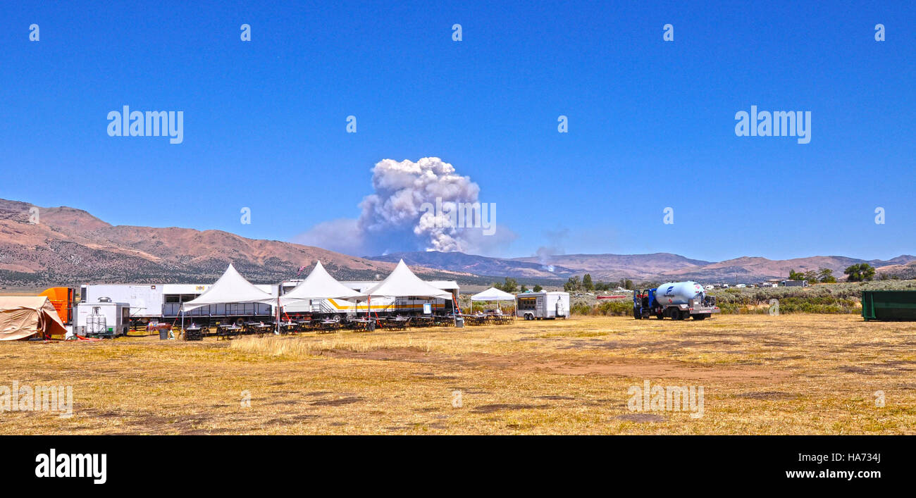 Questa immagine cattura il Tule Smoke Plume dall'ICP (Interagency Coordination Program) nell'agosto 28, mostrando l'impatto degli incendi sulla qualità dell'aria e sulla salute ambientale in Nevada. Foto Stock