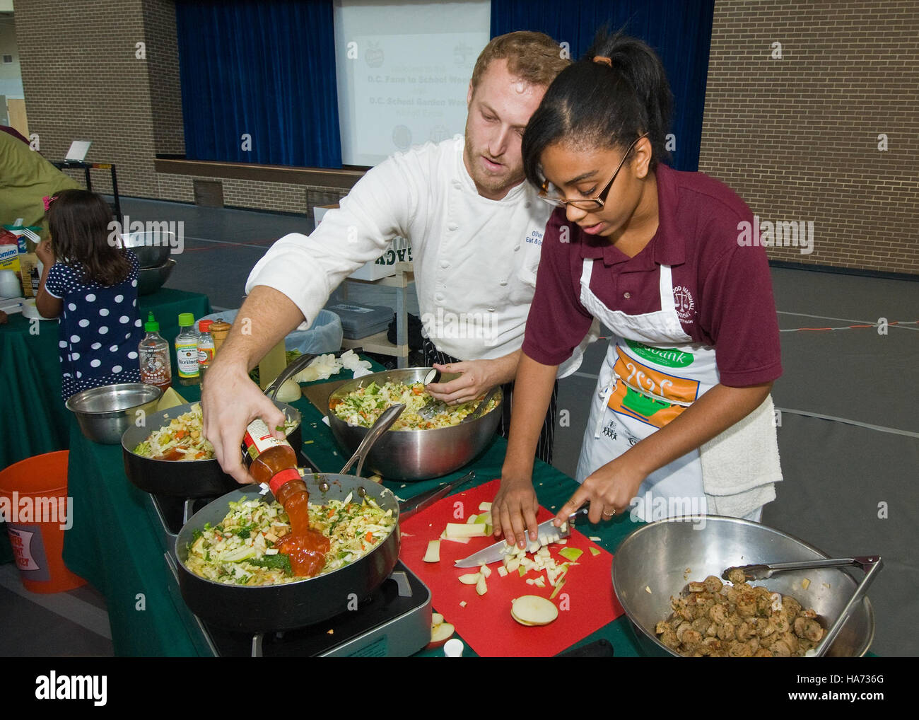 Questa immagine presenta la sottosegretaria Kathleen Merrigan durante la settimana Farm to School, promuovendo un'alimentazione sana nelle scuole. L'iniziativa sostiene l'integrazione del cibo coltivato localmente nei programmi scolastici, concentrandosi sulla nutrizione e l'istruzione. Foto Stock