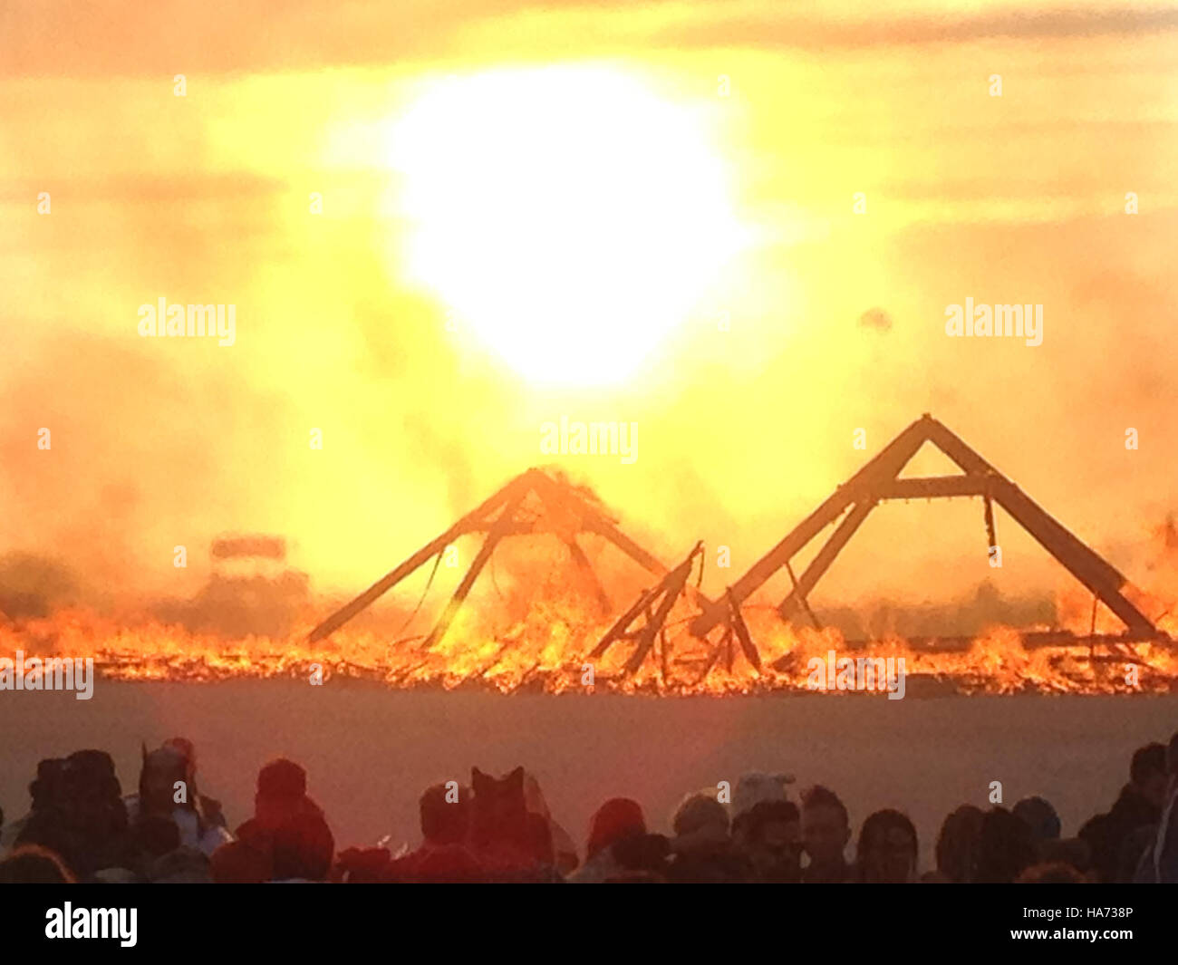 La "catacomba dei veli" è un'opera d'arte evocativa che probabilmente presenta rappresentazioni dinamiche e astratte. Il suo titolo suggerisce temi di mistero ed esplorazione, potenzialmente relativi a narrazioni storiche o culturali, e forse alludendo a un viaggio fisico o metafisico all'interno dell'arte stessa. Foto Stock