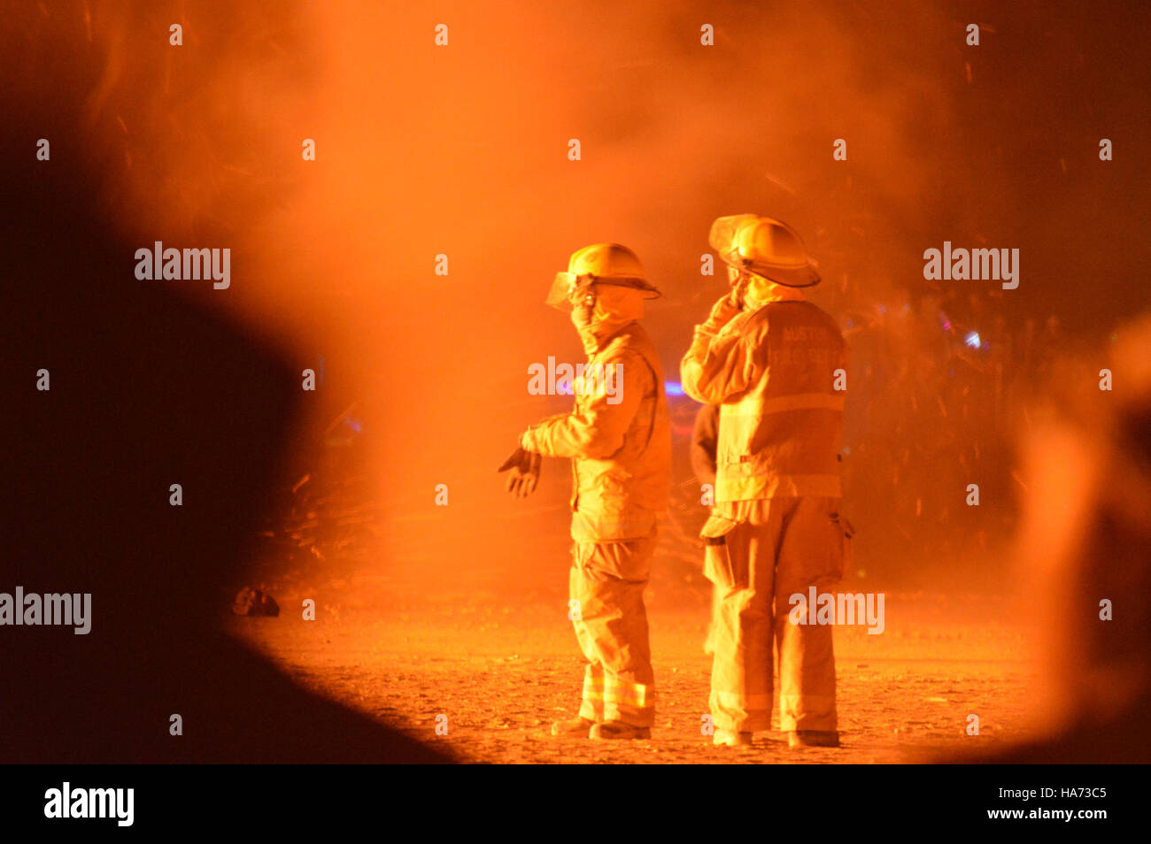 Questa fotografia mostra il Black Rock City Fire Art Safety Team durante l'evento "Man Burn" al Burning Man Festival. Il team garantisce la sicurezza antincendio durante l'evento, che prevede installazioni antincendio su larga scala e performance artistiche. Foto Stock