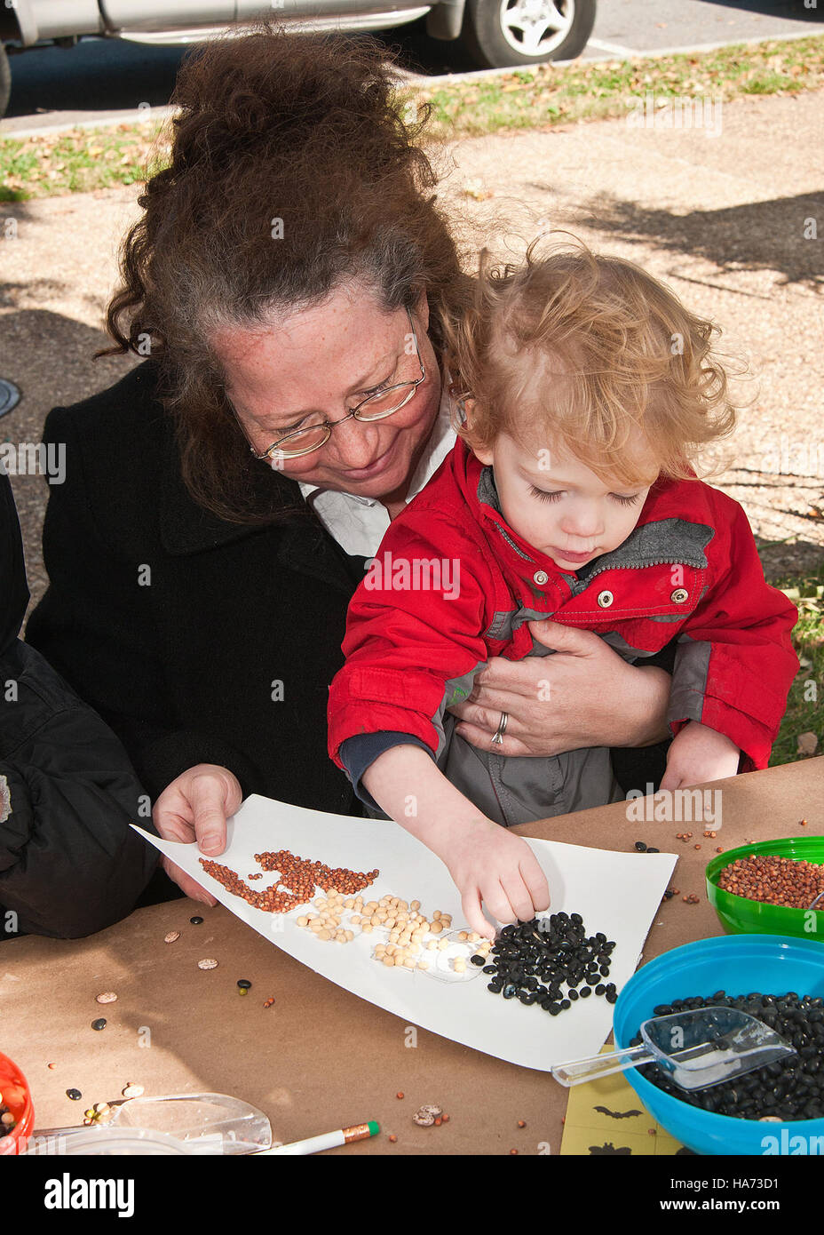 Questa foto cattura un evento del Harvest Festival al People's Garden di Washington D.C., organizzato dal Dipartimento dell'Agricoltura degli Stati Uniti. Sottolinea il ruolo dell'agricoltura nell'impegno comunitario e nella sostenibilità. Foto Stock