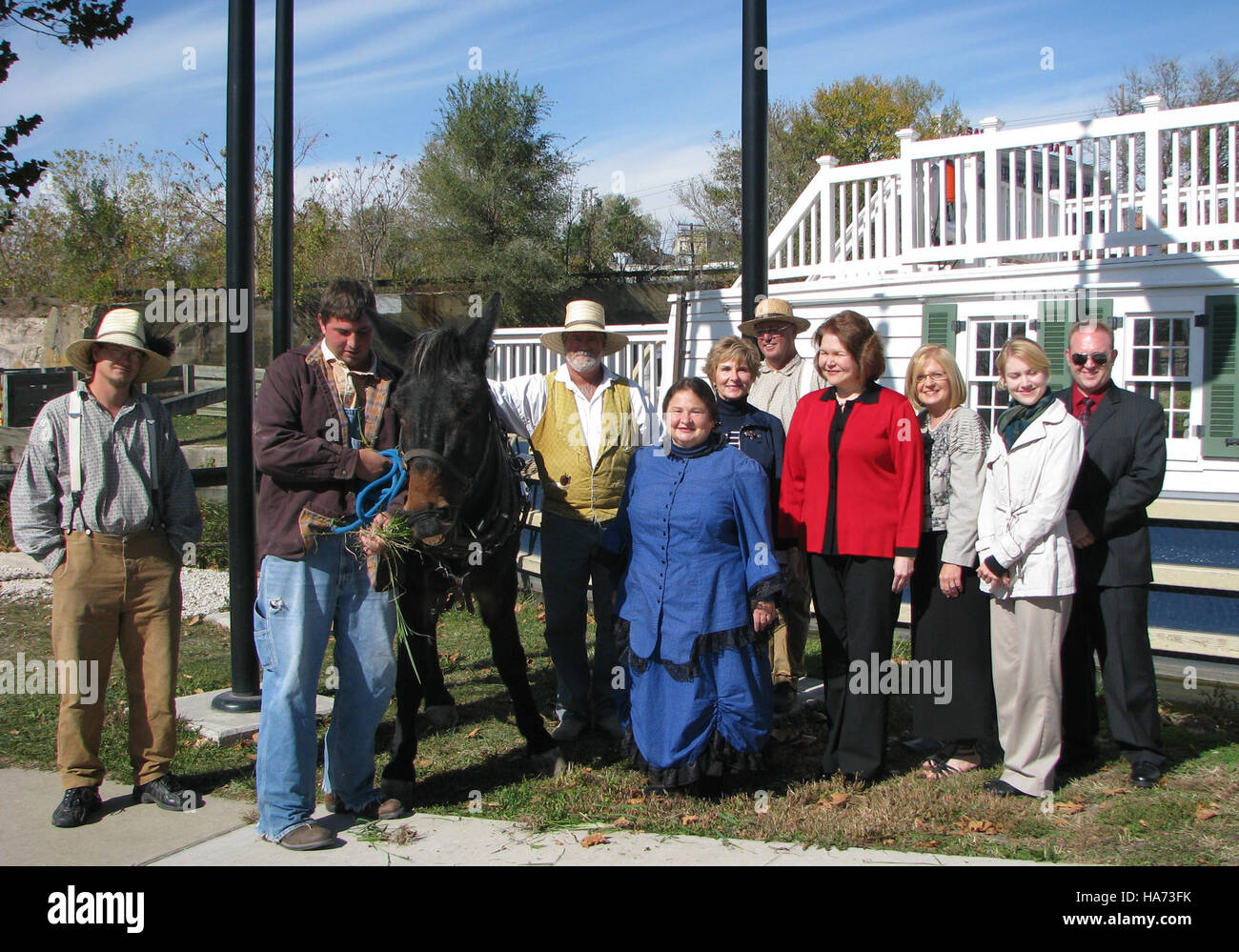 Questa immagine del Dipartimento dell'Agricoltura degli Stati Uniti mostra un canale come parte di un più ampio progetto agricolo. L'immagine, catturata in un ambiente rurale, evidenzia l'importanza della gestione idrica nell'agricoltura e l'impatto dei sistemi di irrigazione sull'agricoltura. Foto Stock