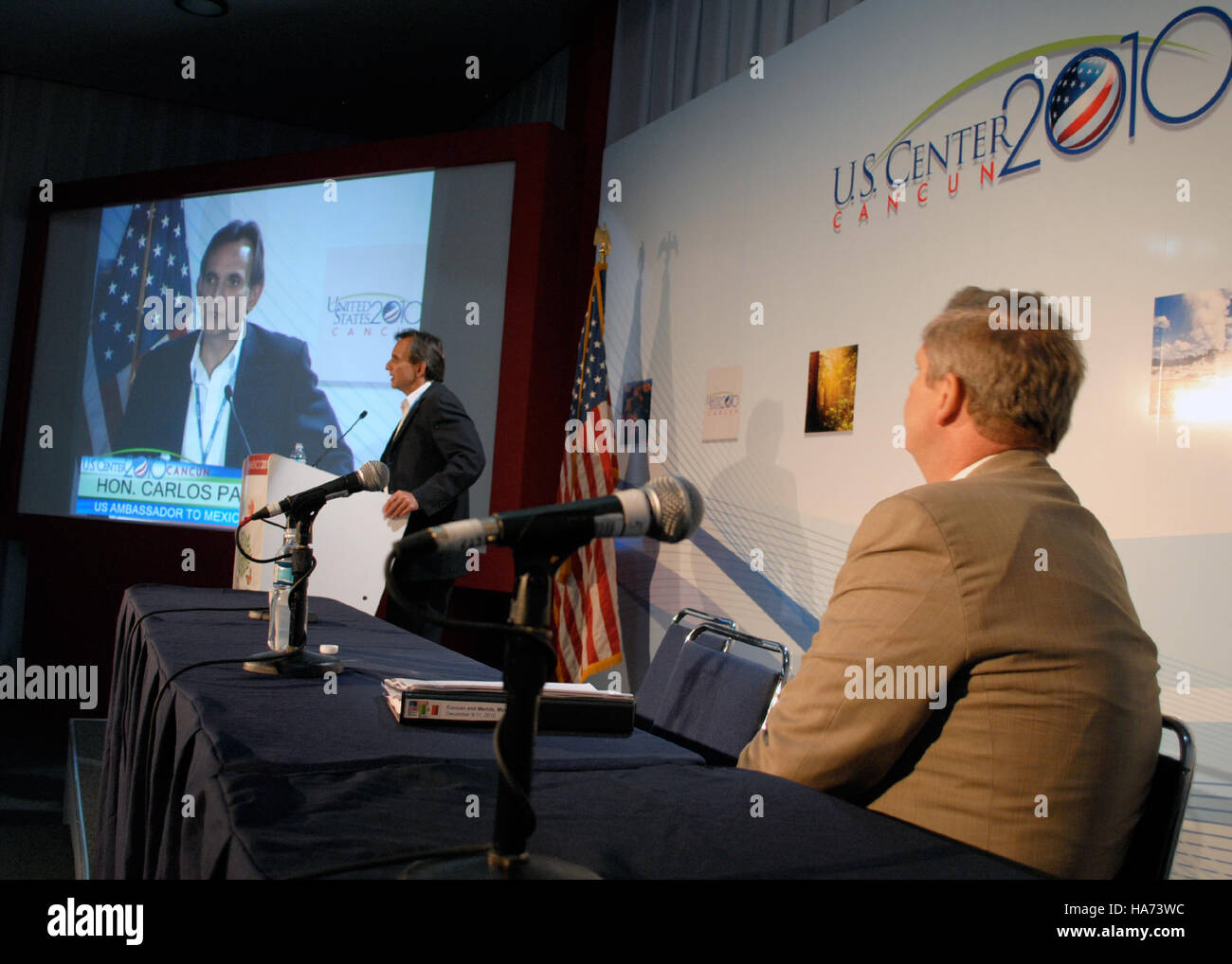 Il Segretario Vilsack ha partecipato alla Conferenza delle Nazioni Unite sui cambiamenti climatici di Cancún, dove i leader mondiali hanno discusso strategie per affrontare il cambiamento climatico, promuovere lo sviluppo sostenibile e proteggere l'ambiente attraverso la cooperazione internazionale. Foto Stock