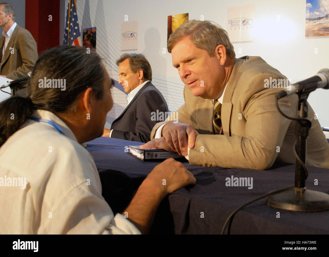 Il Segretario Vilsack discute la Conferenza delle Nazioni Unite sui cambiamenti climatici a Cancún, Messico, concentrandosi sulle soluzioni per i cambiamenti climatici e sulle discussioni politiche. Foto Stock