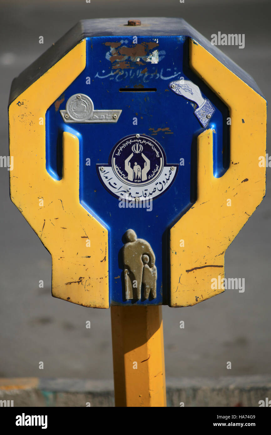 L Imam Khomeini Relief Foundation charity box, Yazd, Iran. Foto Stock