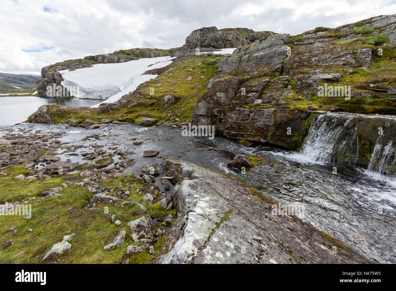 La cascata e il lago in Nazionale Aurlandsfjellet itinerario turistico, Norvegia Foto Stock