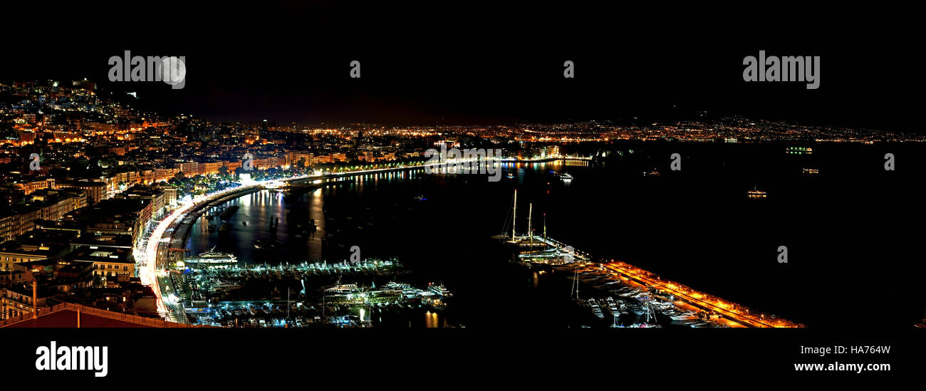 Napoli di notte, con grande luna, novembre 2016 Foto Stock