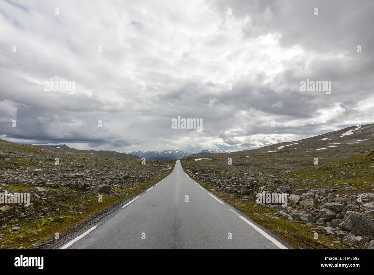 Lungo la strada in Nazionale Aurlandsfjellet itinerario turistico, Norvegia Foto Stock