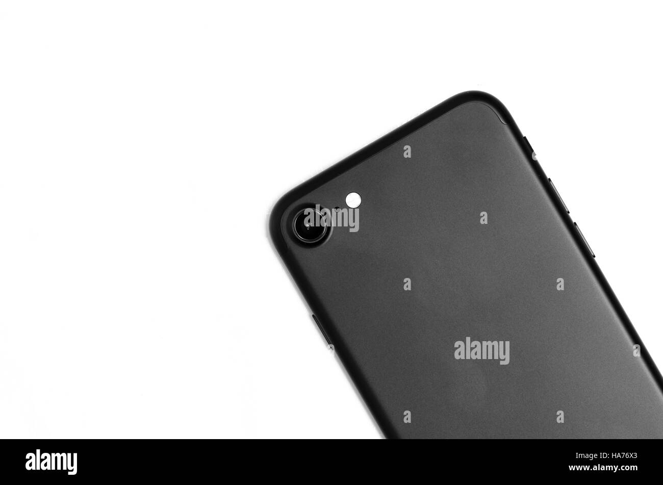 Smartphone nero opaco dettaglio del retro con fotocamera e flash isolato su sfondo bianco Foto Stock